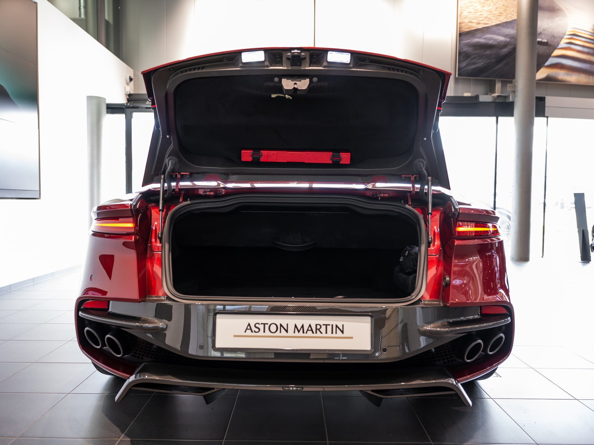 ASTON MARTIN DBS Superleggera Volante-image-4
