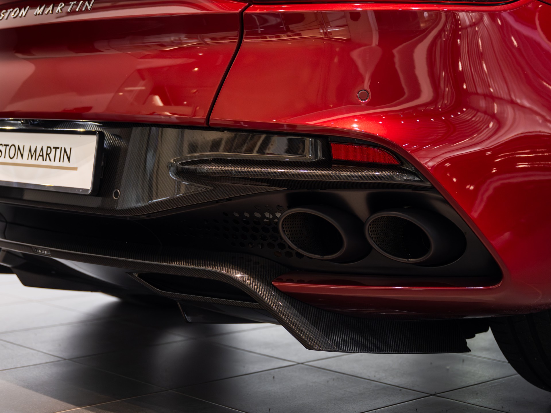 ASTON MARTIN DBS Superleggera Volante-image-26