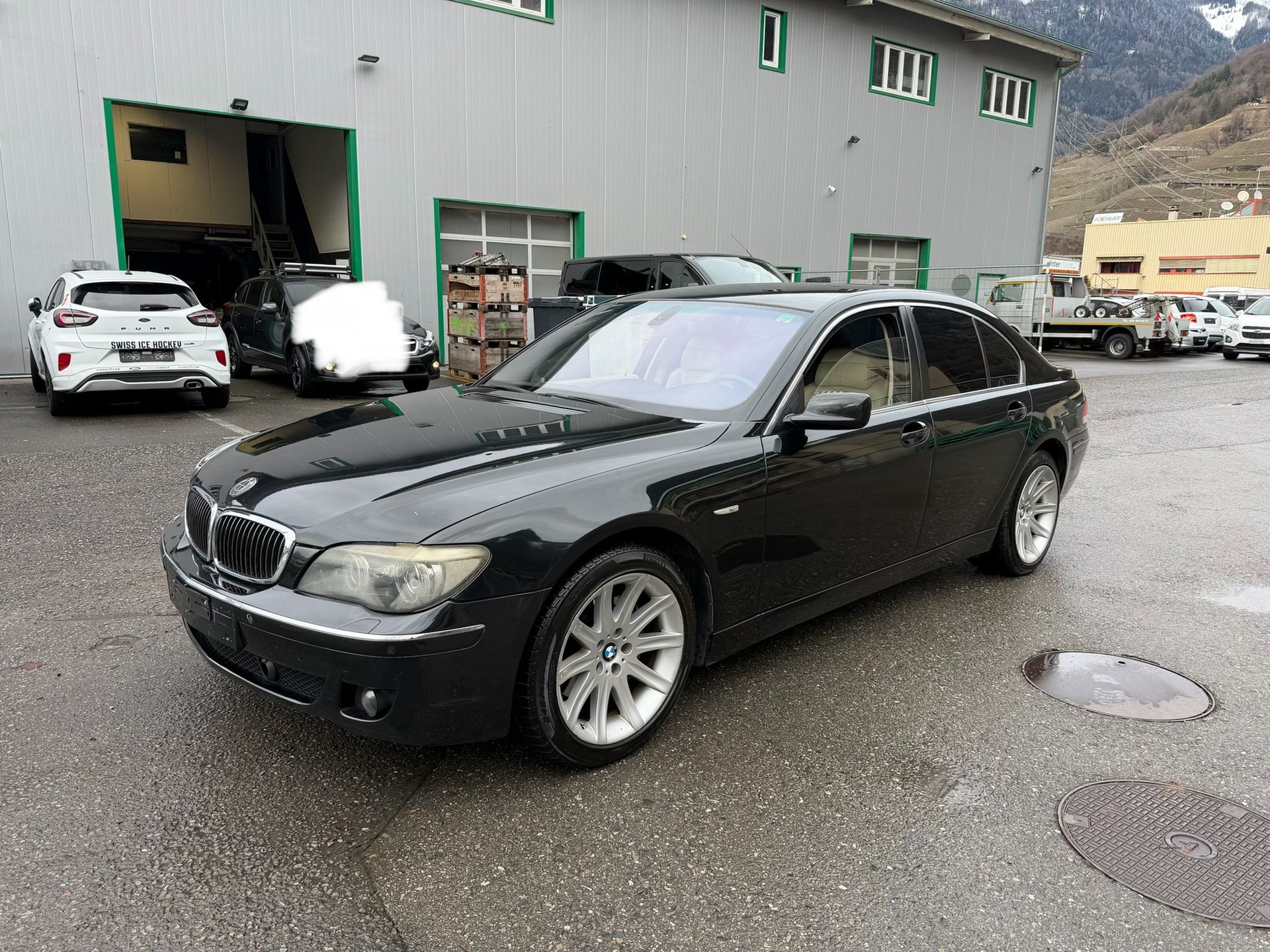 BMW 750i-image-4