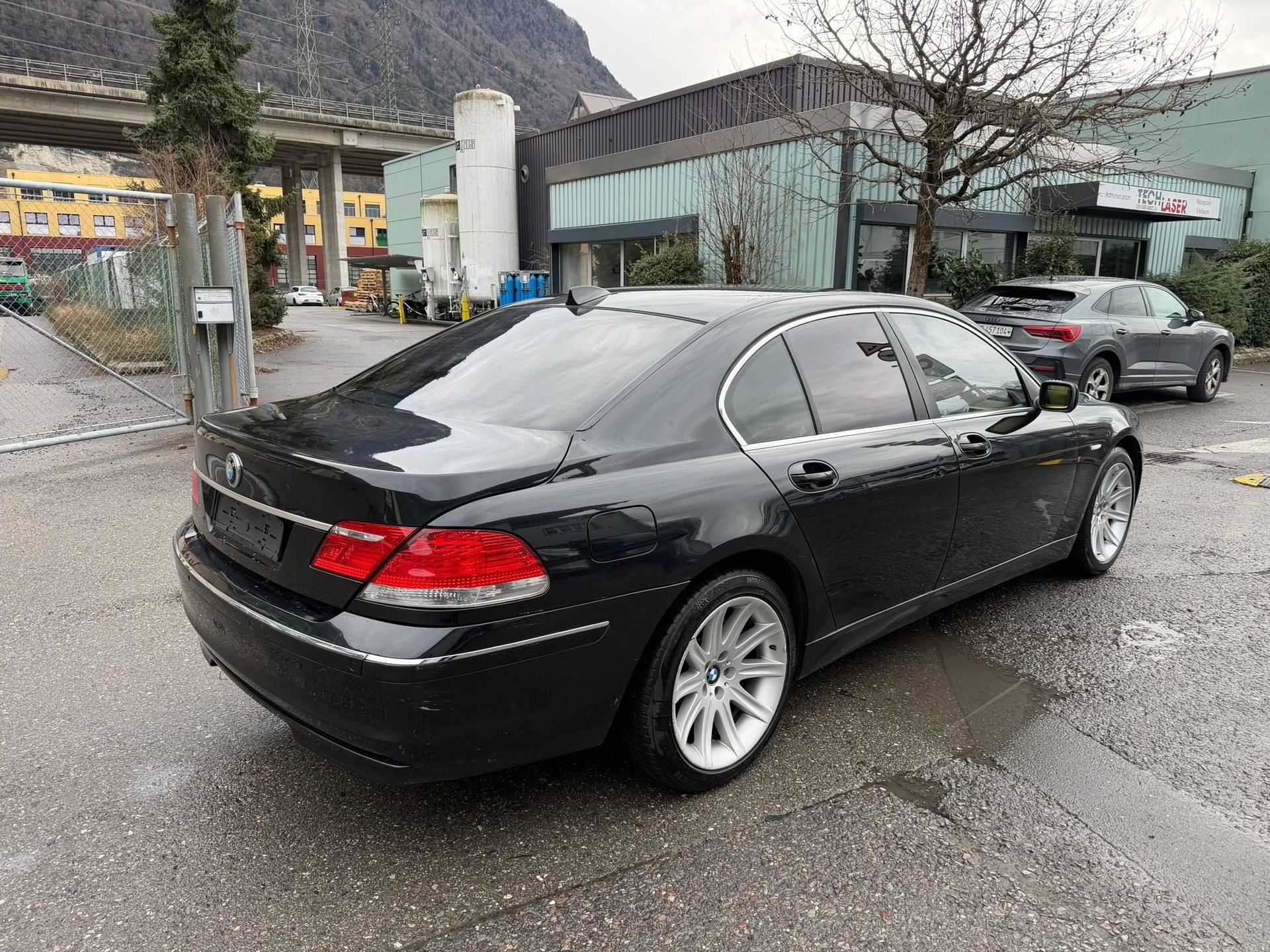BMW 750i-image-2