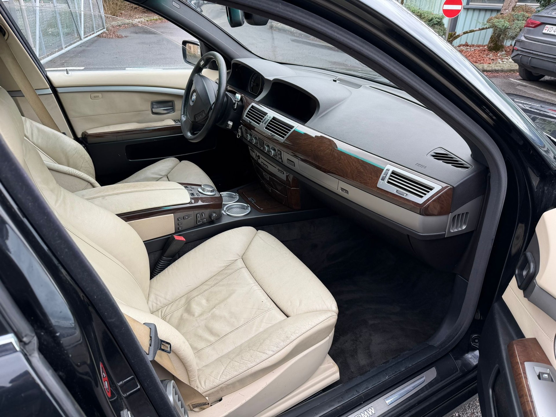 BMW 750i-image-5