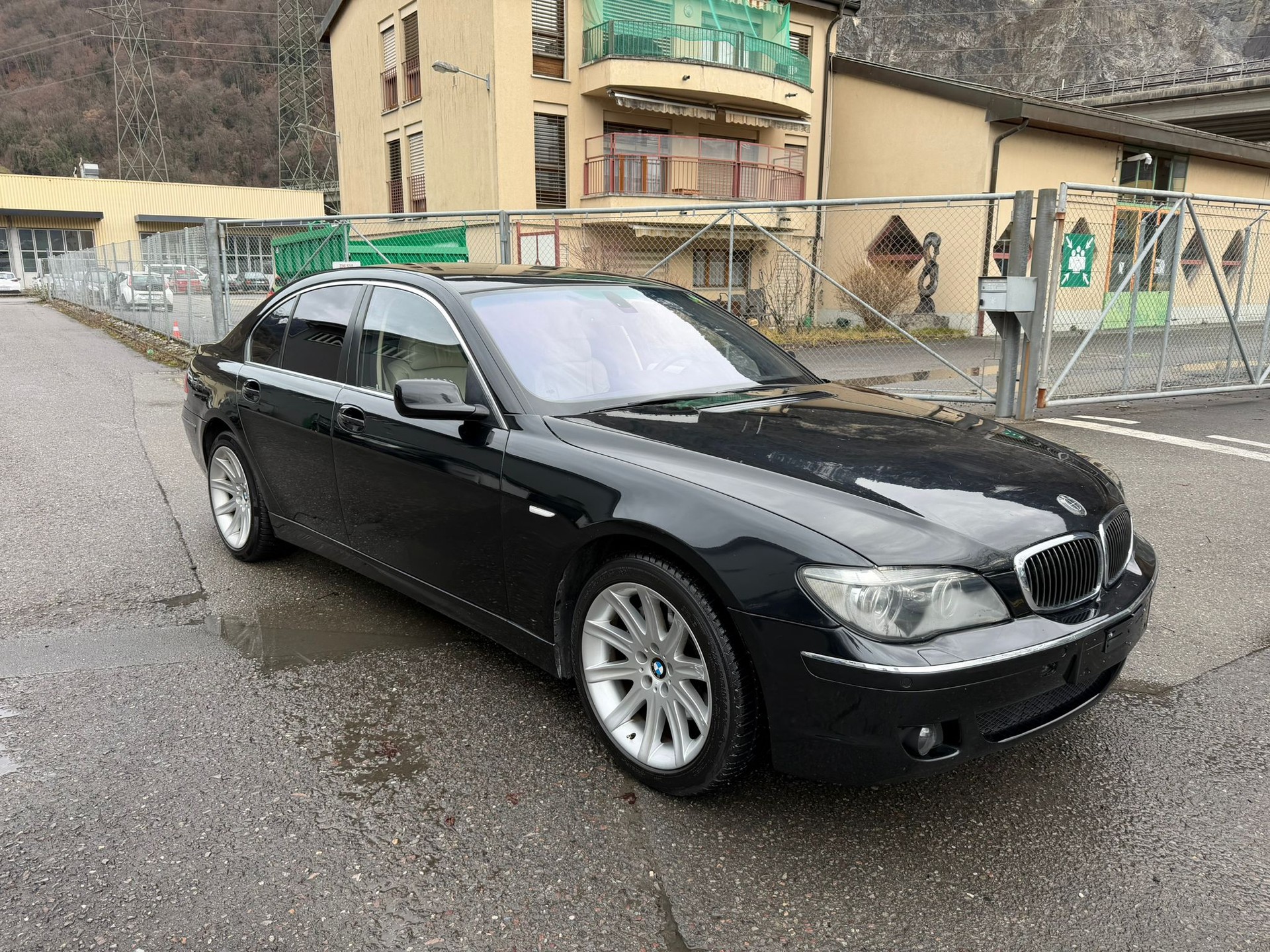 BMW 750i-image-1