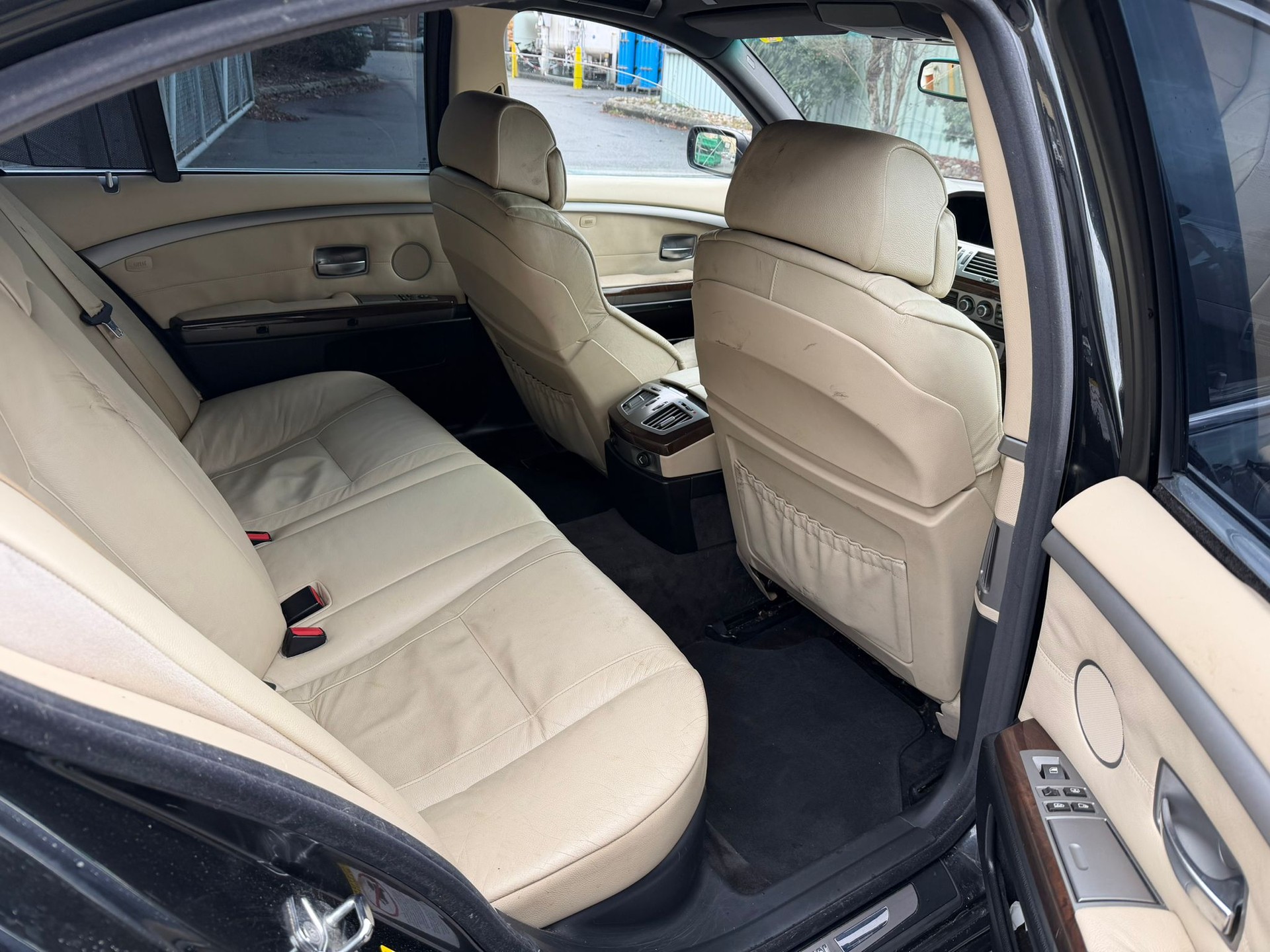 BMW 750i-image-6