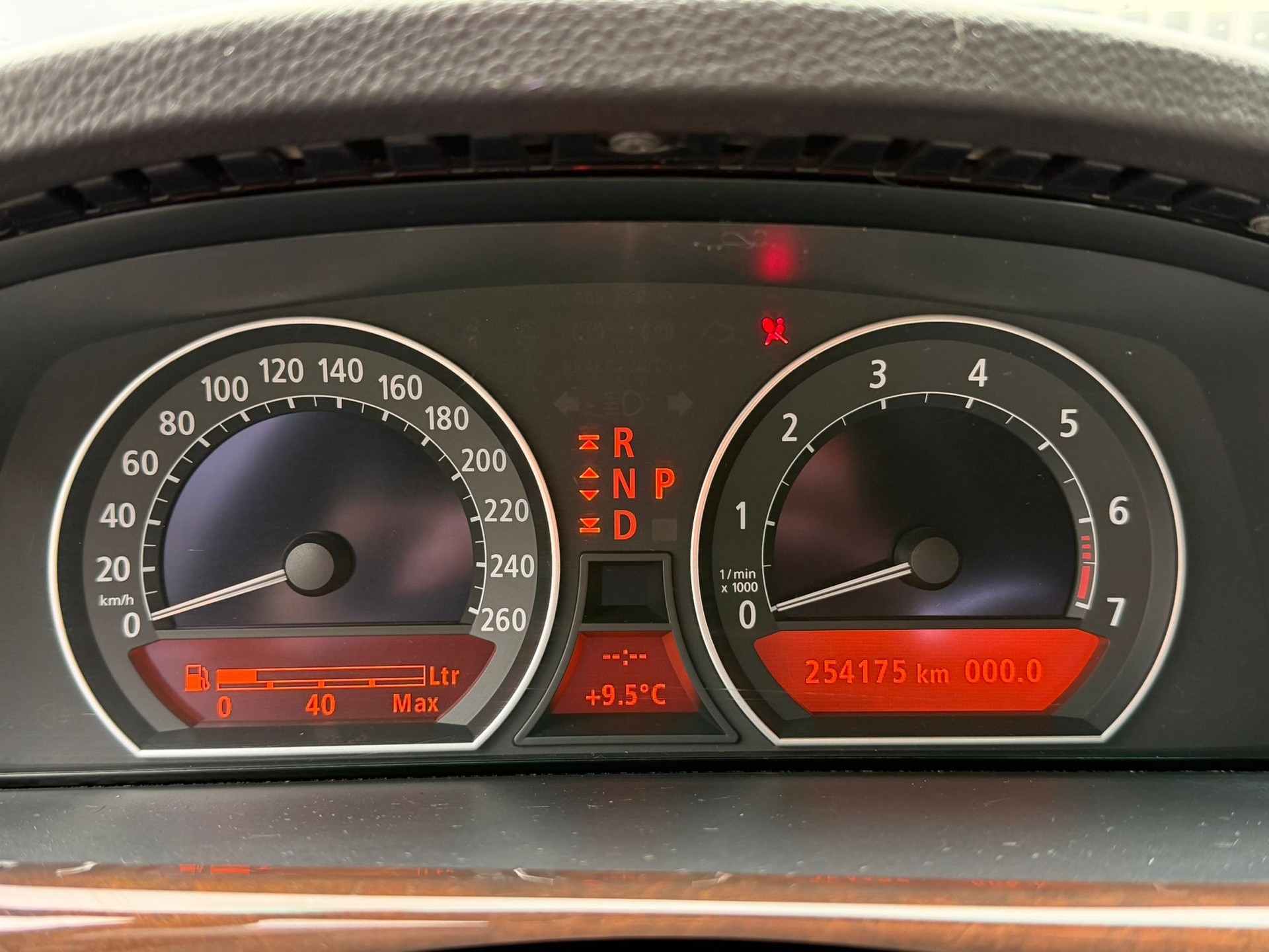 BMW 750i-image-8