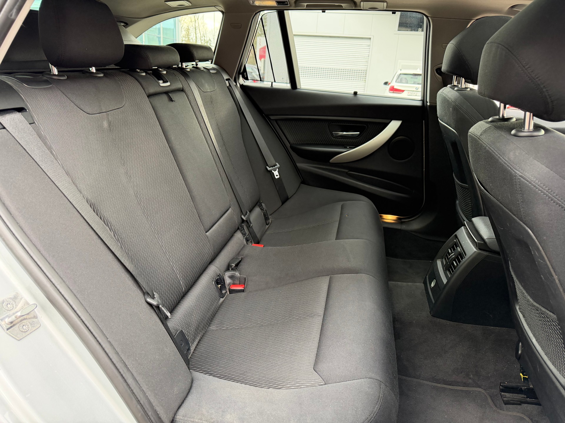 BMW 320d xDrive Touring Luxury Line Steptronic-image-13