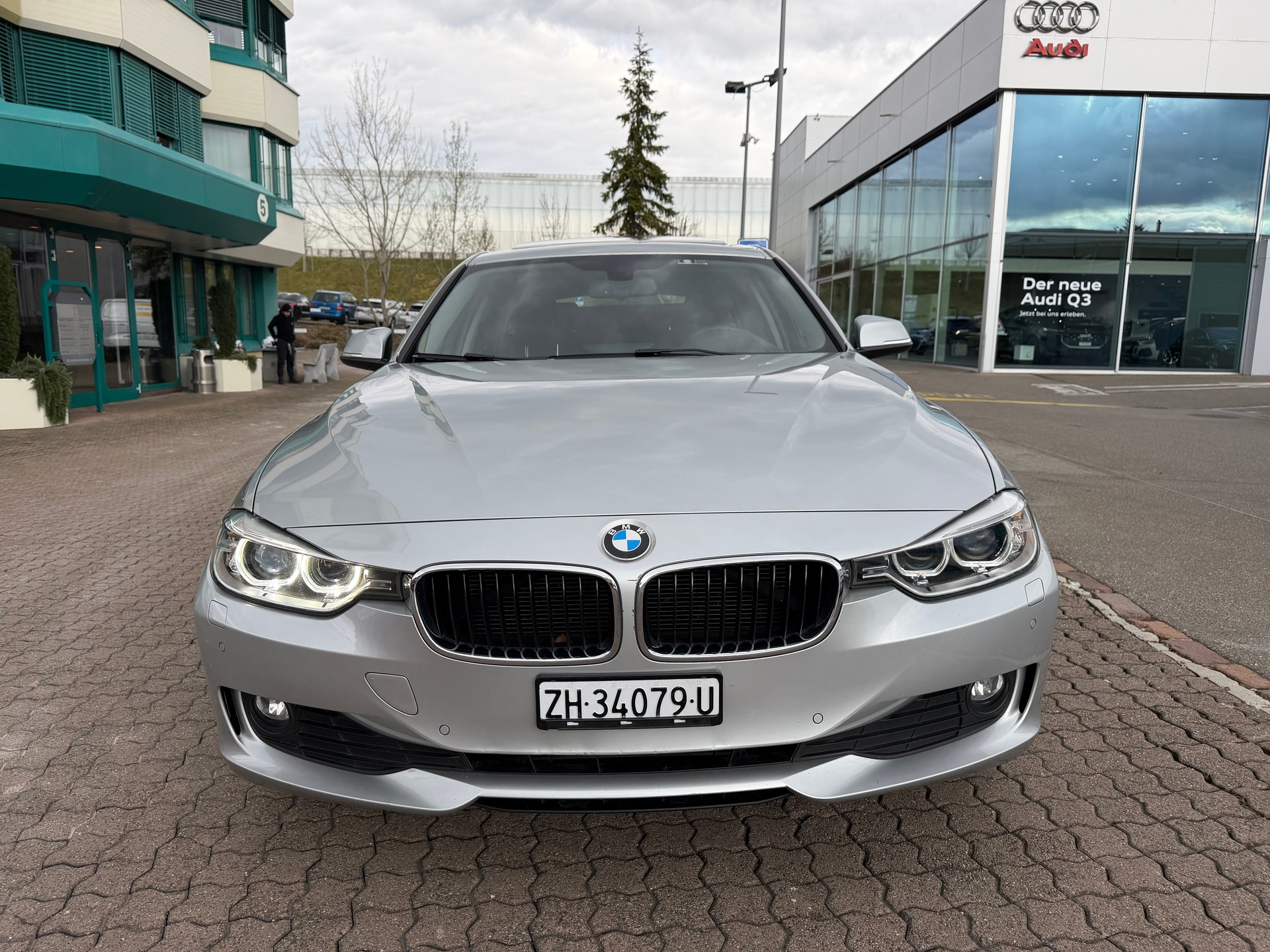 BMW 320d xDrive Touring Luxury Line Steptronic-image-1