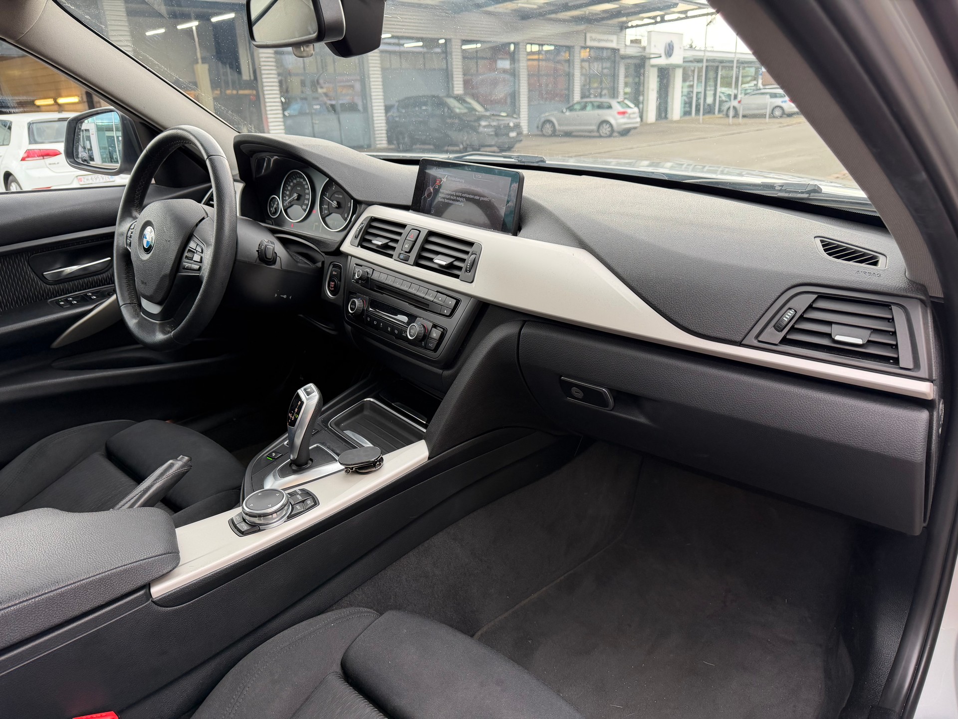 BMW 320d xDrive Touring Luxury Line Steptronic-image-10