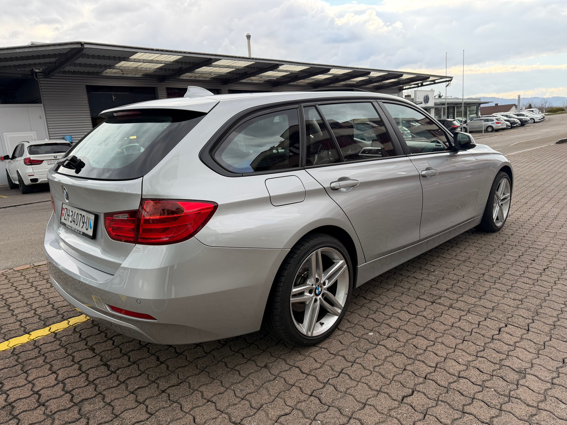 BMW 320d xDrive Touring Luxury Line Steptronic-image-5