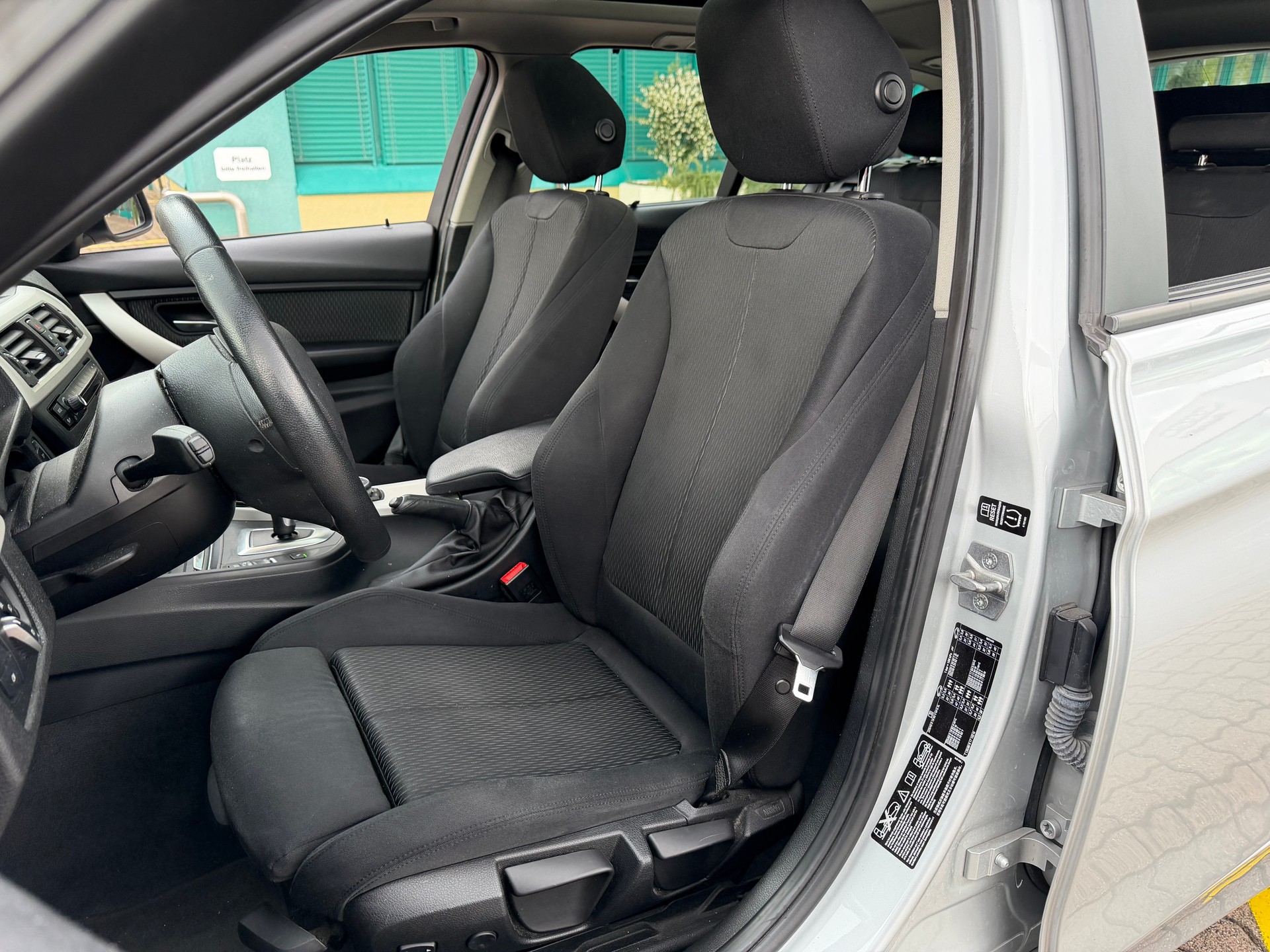 BMW 320d xDrive Touring Luxury Line Steptronic-image-11
