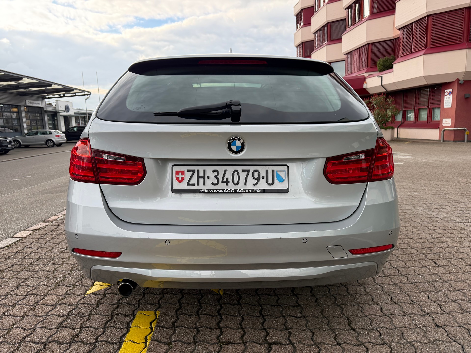BMW 320d xDrive Touring Luxury Line Steptronic-image-6