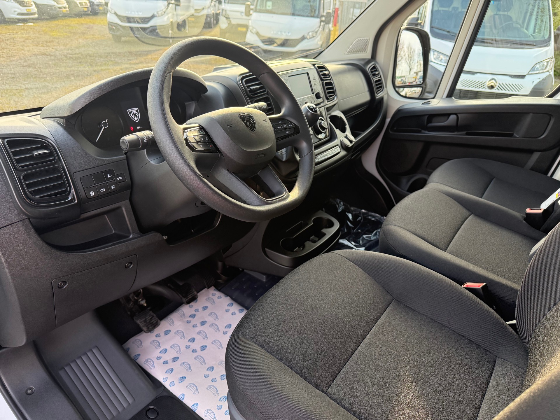 PEUGEOT Boxer 335 2.2 BlueHDI 140 L2H2 neues Interieur-image-11