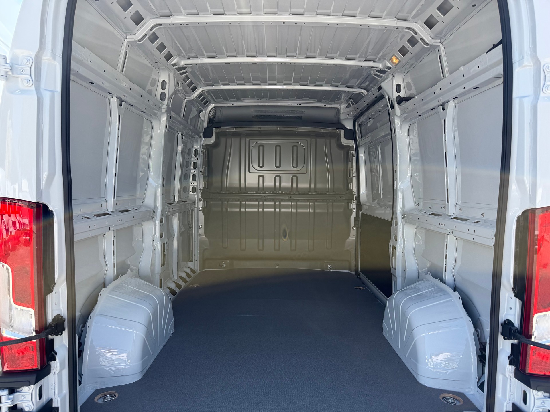 PEUGEOT Boxer 335 2.2 BlueHDI 140 L2H2 neues Interieur-image-5
