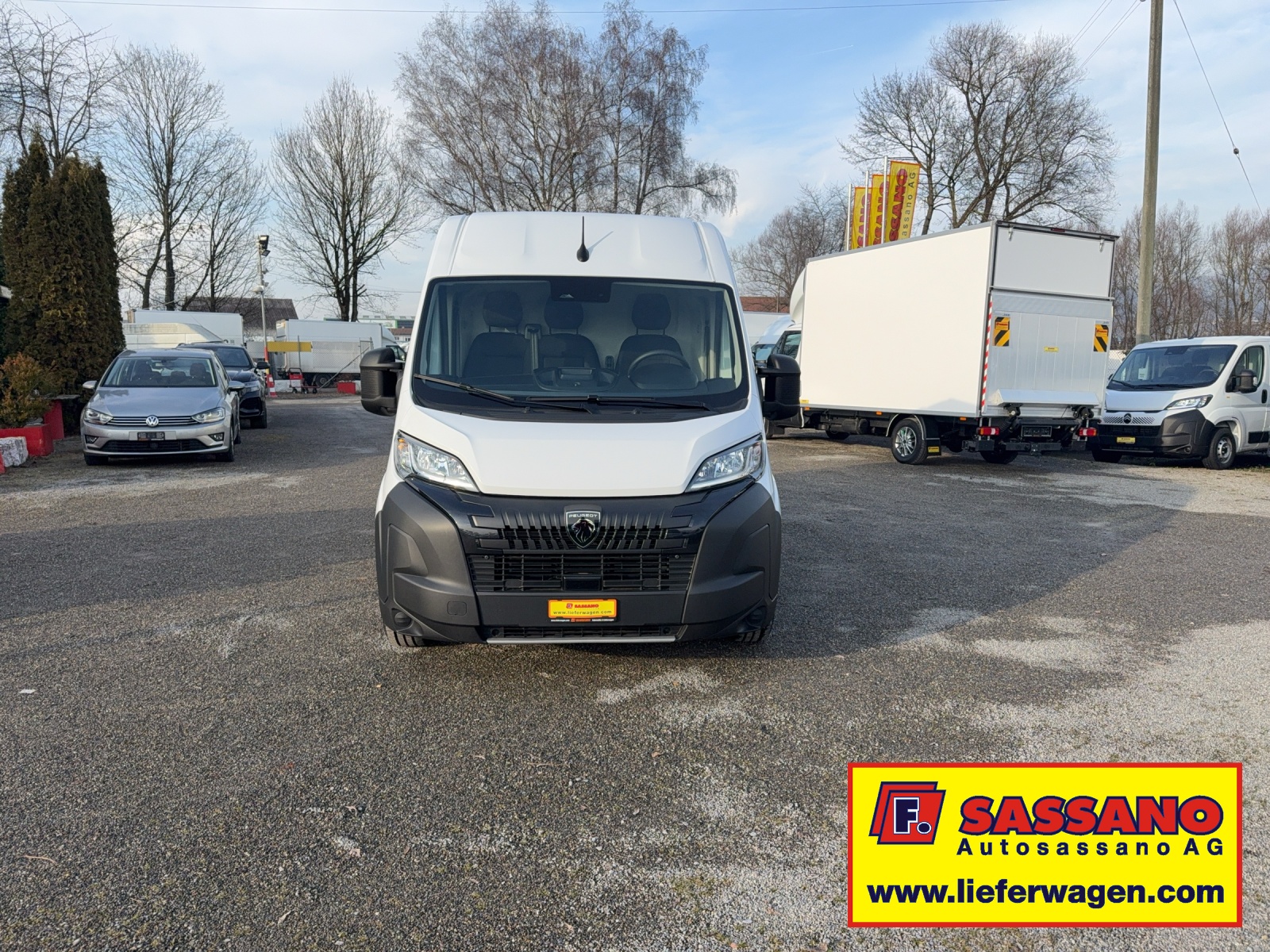 PEUGEOT Boxer 335 2.2 BlueHDI 140 L2H2 neues Interieur-image-2