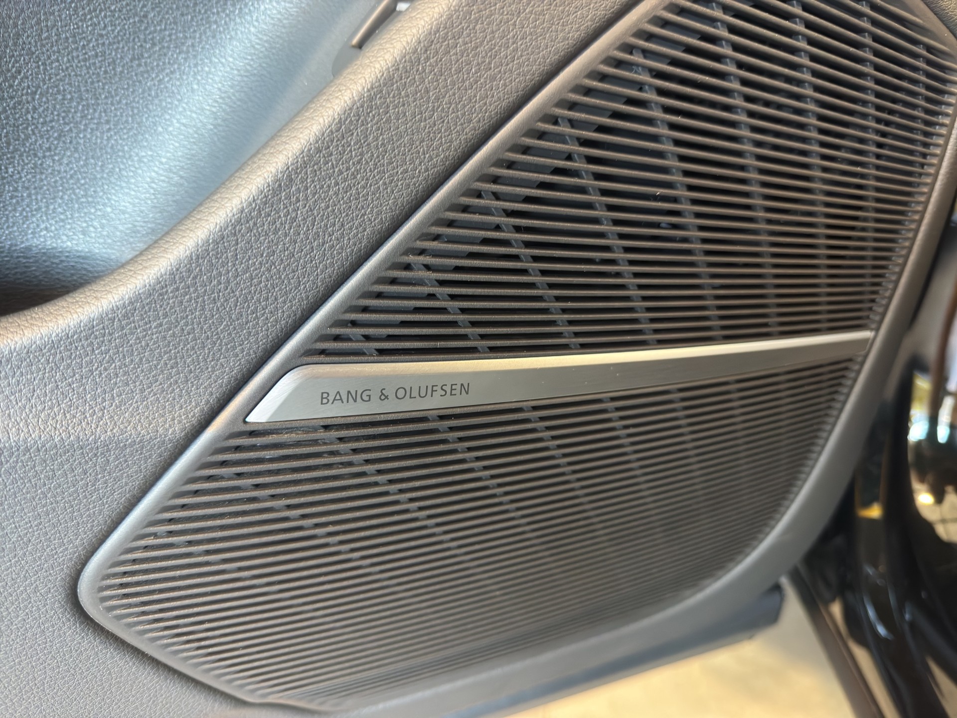 AUDI RSQ8 quattro tiptronic-image-25