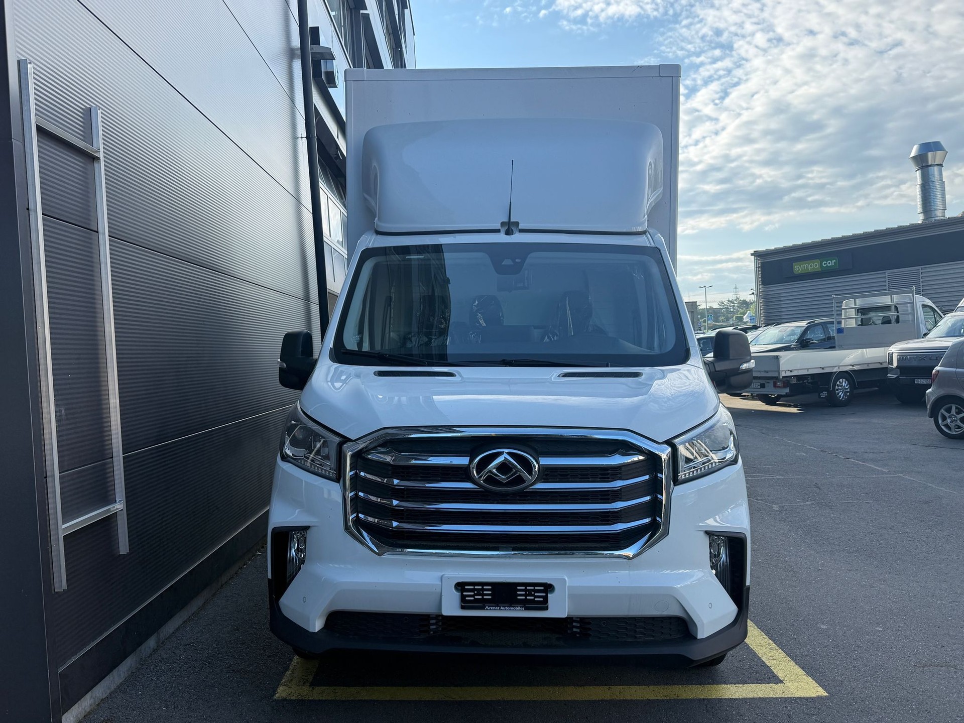 MAXUS Deliver 9 2.0D L4 RWD Luxury-showroom-element-1