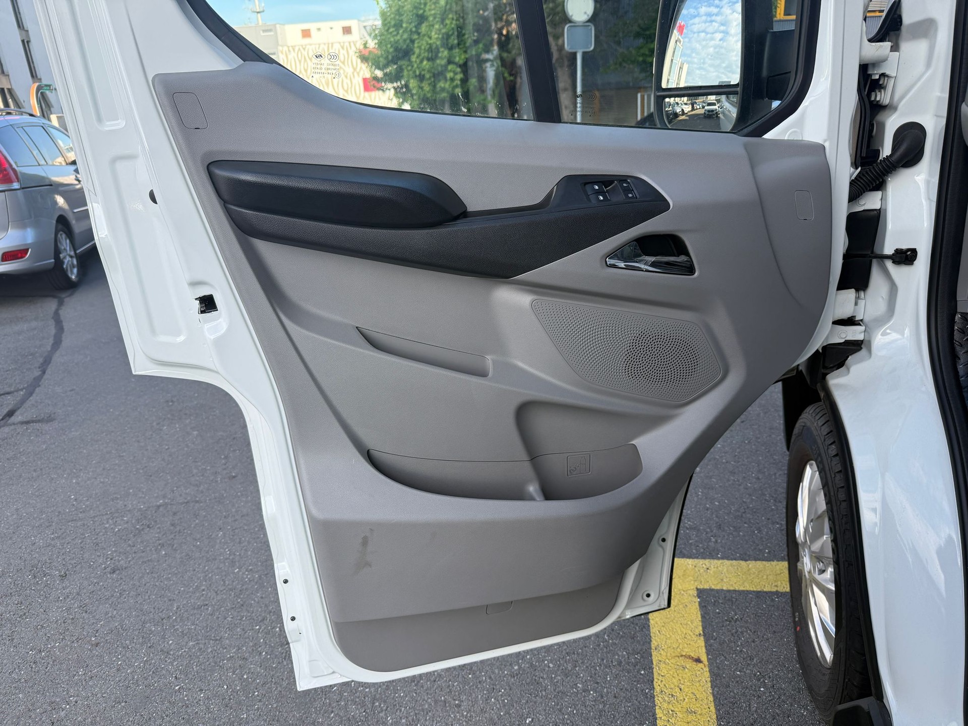 MAXUS Deliver 9 2.0D L4 RWD Luxury-image-15