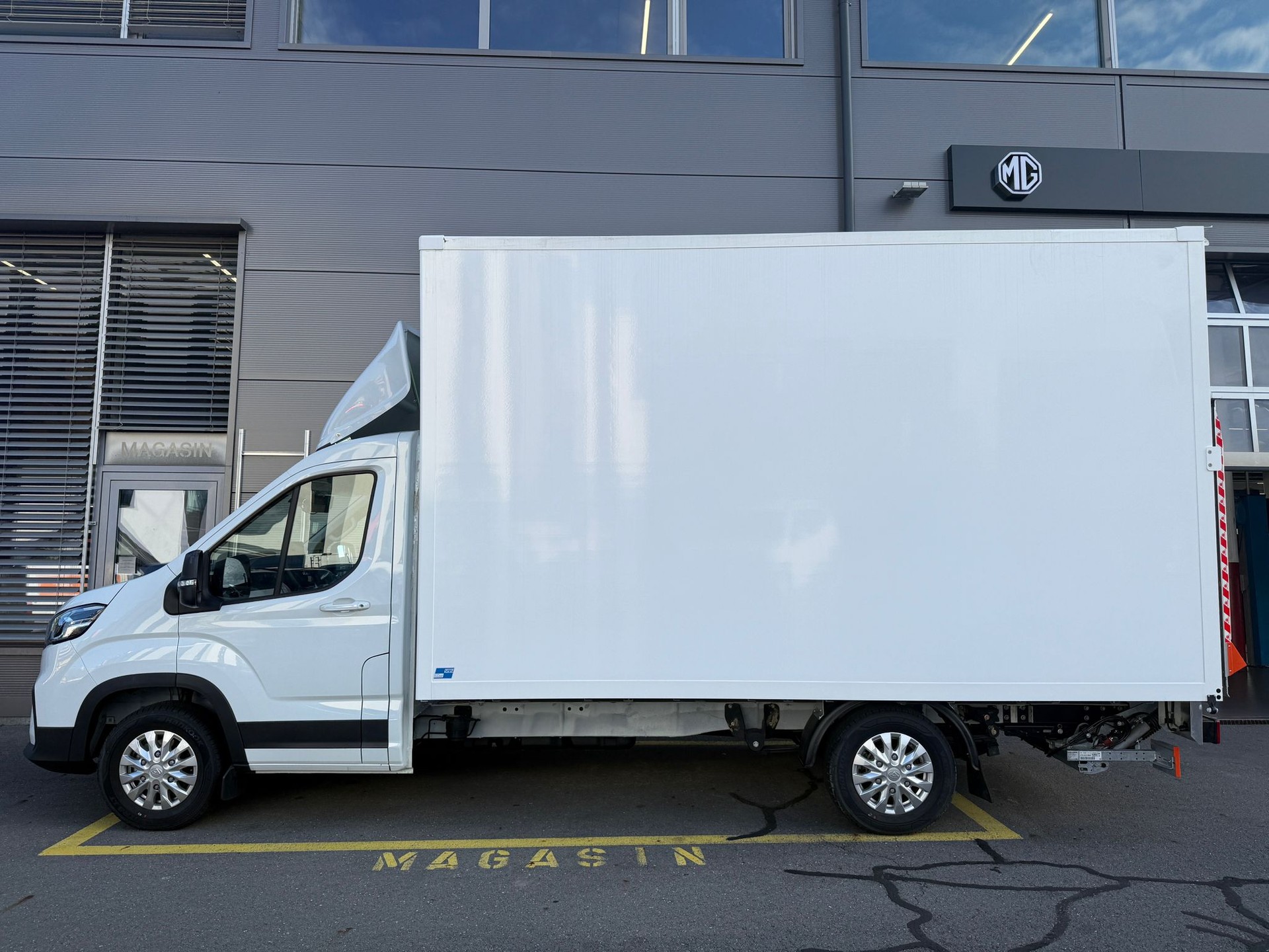 MAXUS Deliver 9 2.0D L4 RWD Luxury-showroom-element-2
