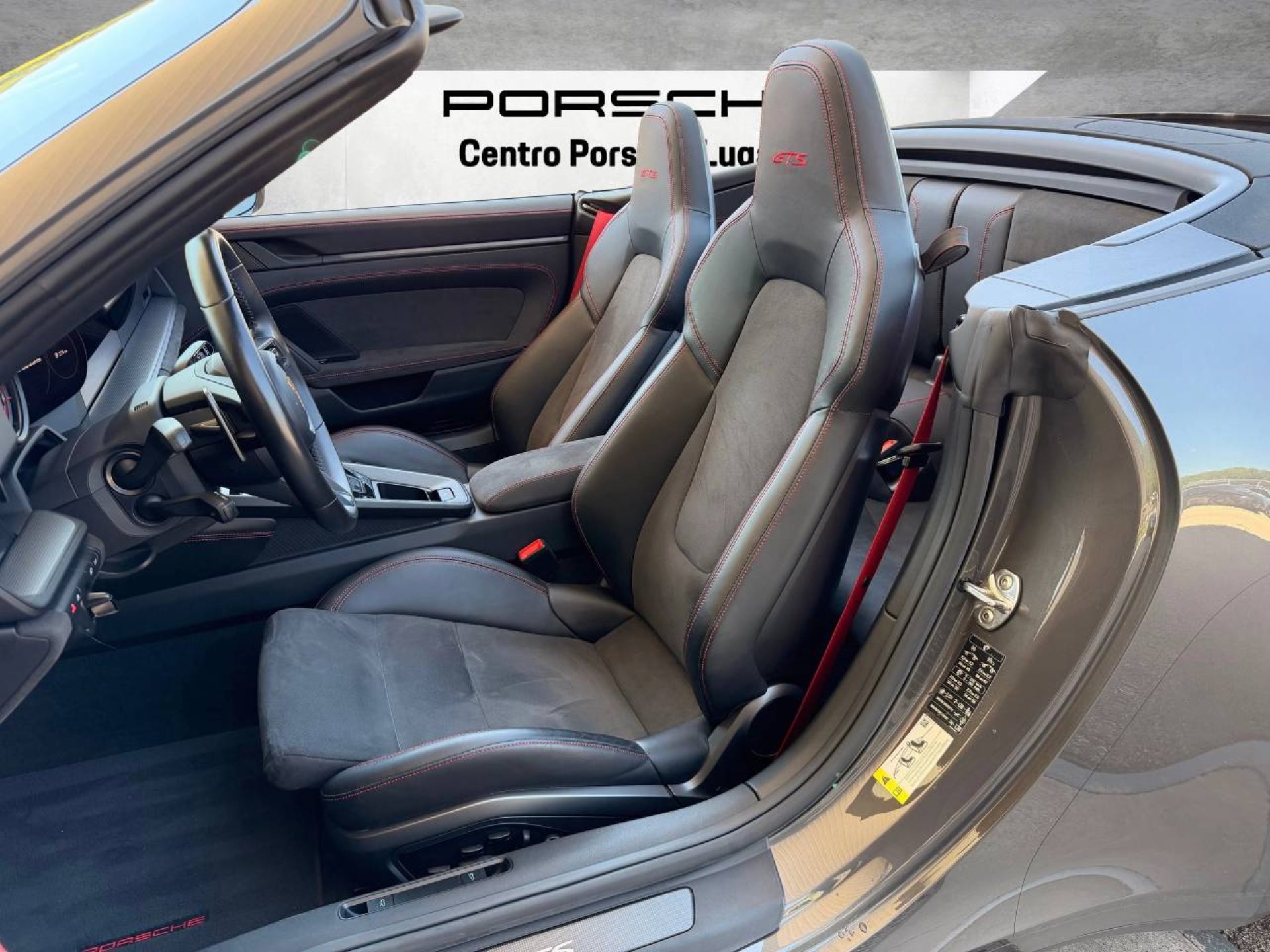 PORSCHE 911 Carrera 4 GTS Cabriolet (MY23)-image-4