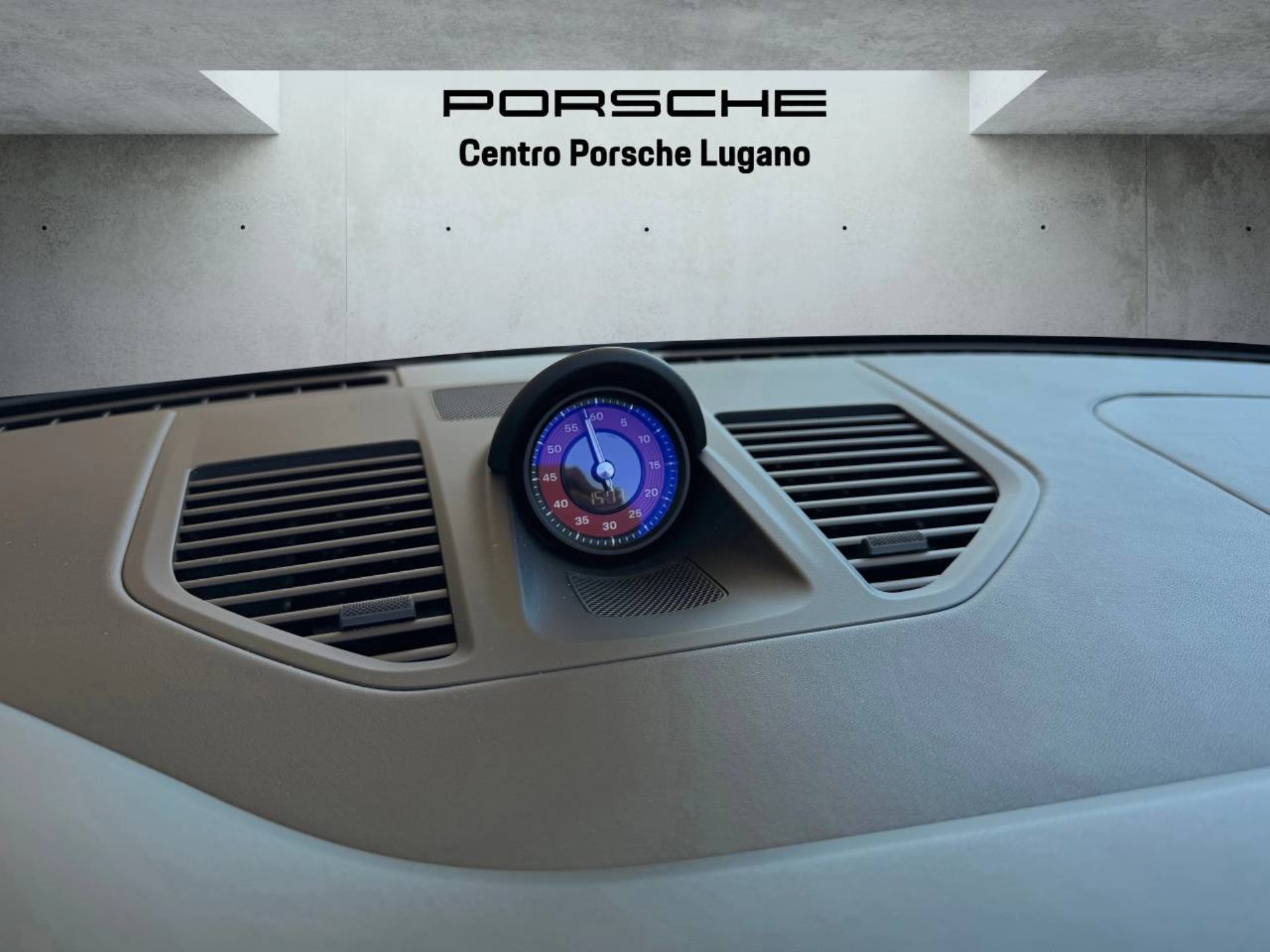 PORSCHE 911 Carrera 4 GTS Cabriolet (MY23)-image-22