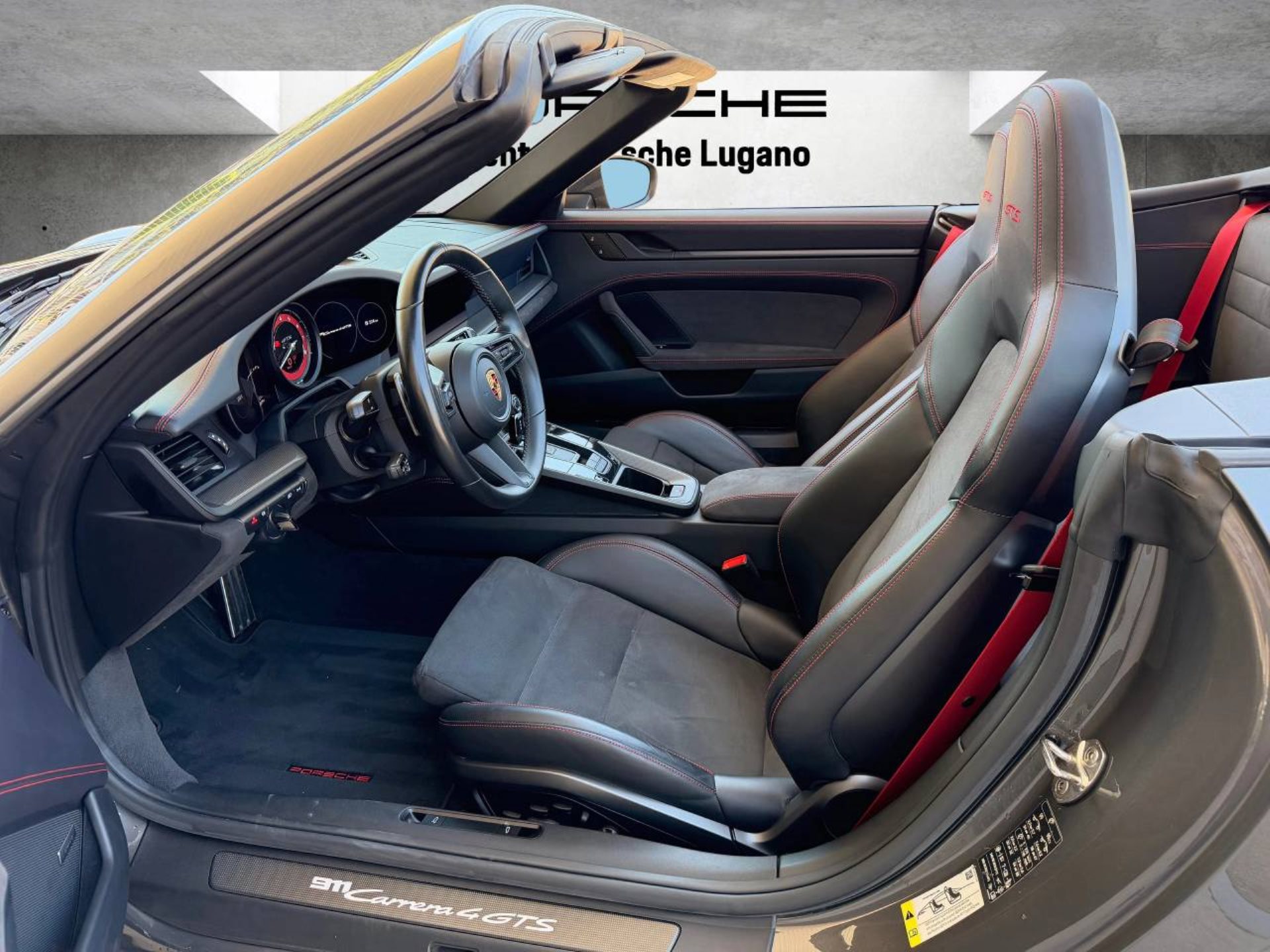 PORSCHE 911 Carrera 4 GTS Cabriolet (MY23)-image-3