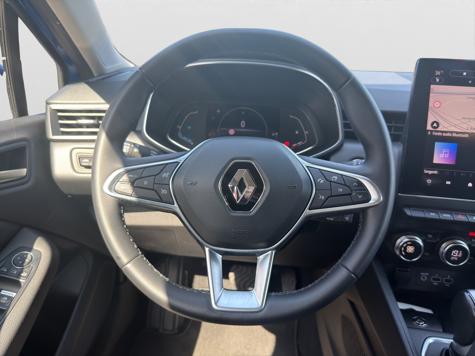 RENAULT Clio 1.6 E-Tech Intens-image-12