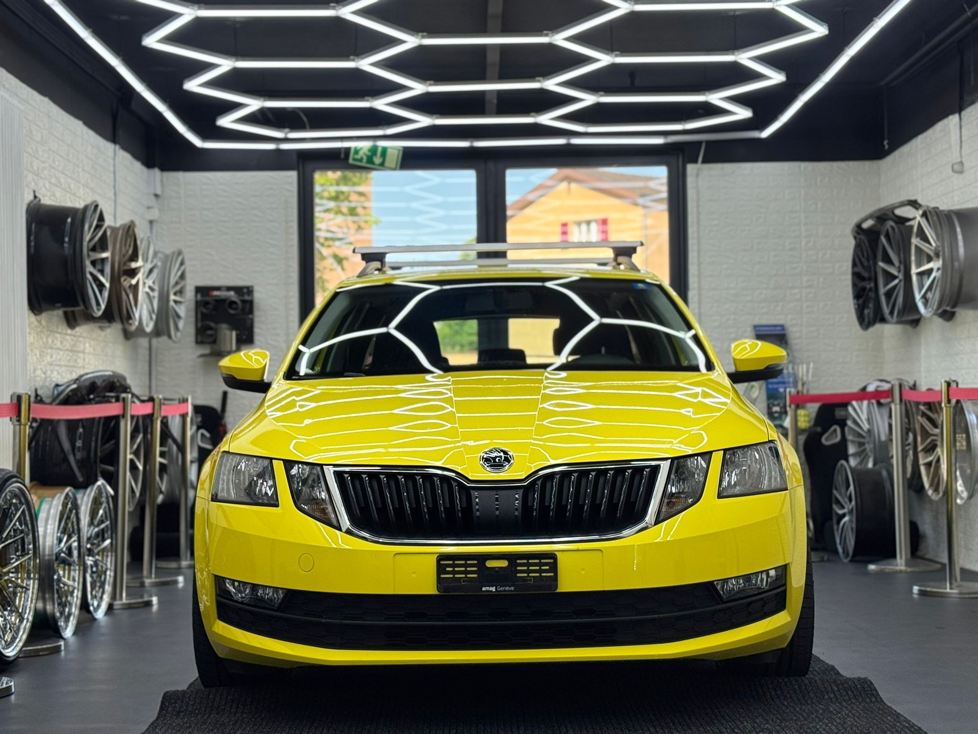 SKODA Octavia Combi 1.6 TDI Ambition-image-1