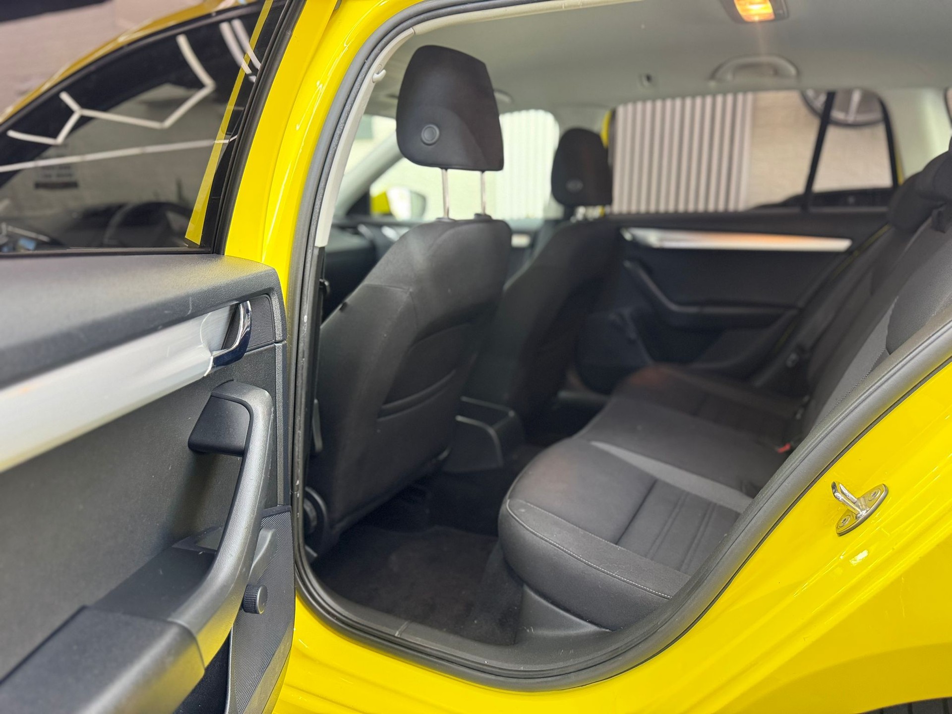 SKODA Octavia Combi 1.6 TDI Ambition-image-9
