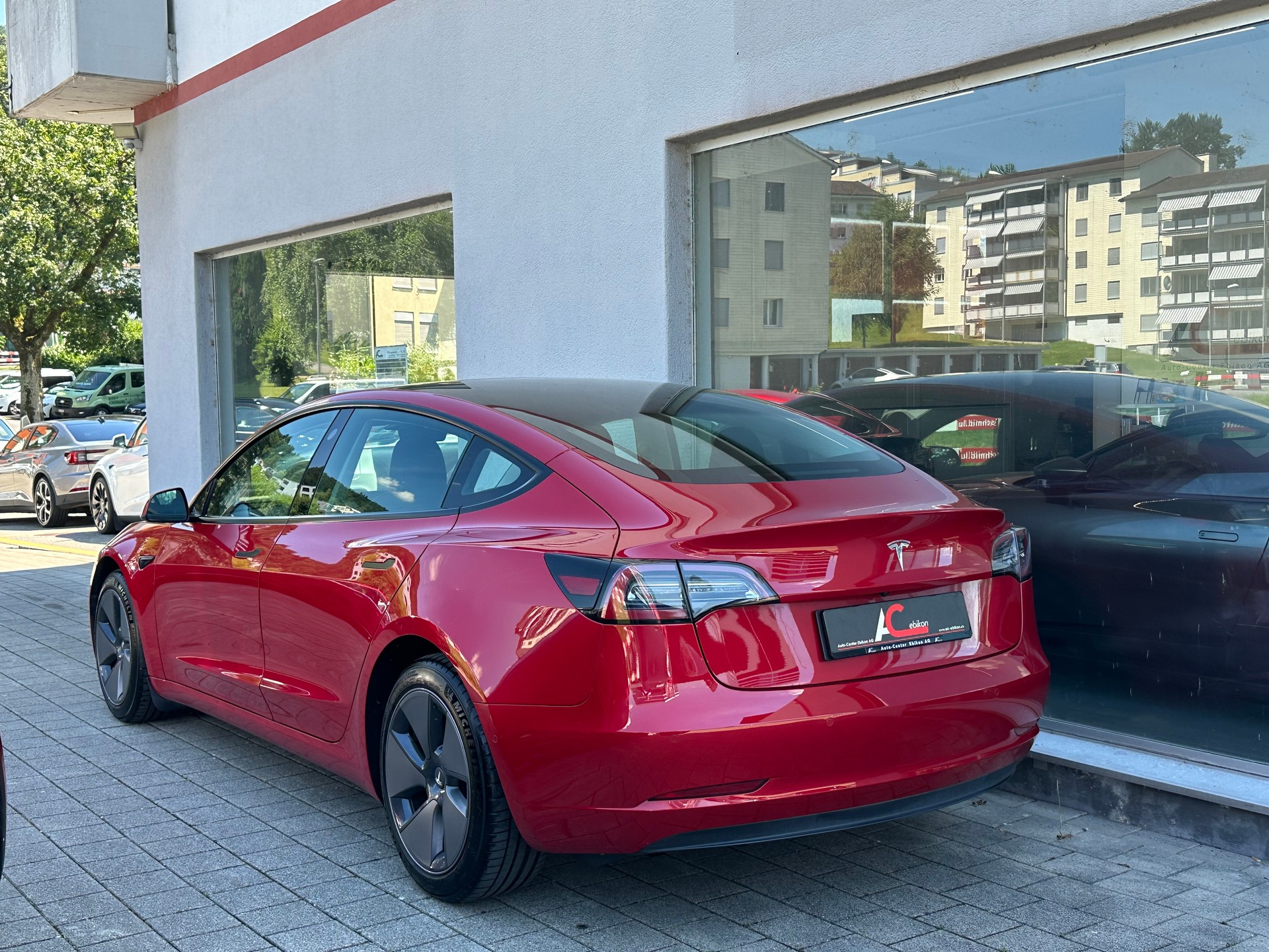 TESLA Model 3-showroom-element-1