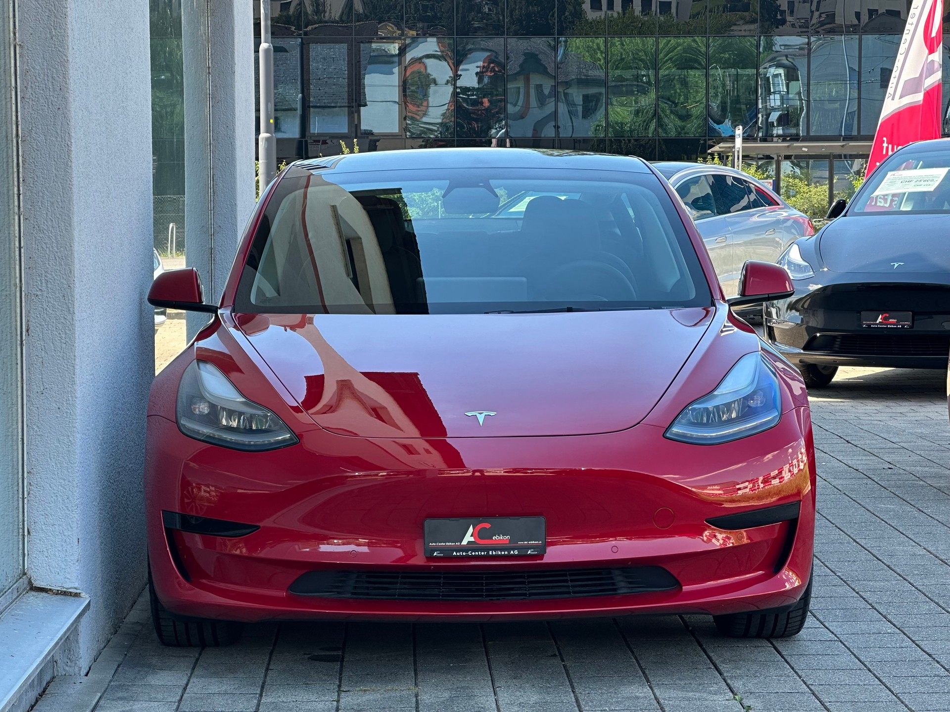 TESLA Model 3-showroom-element-3