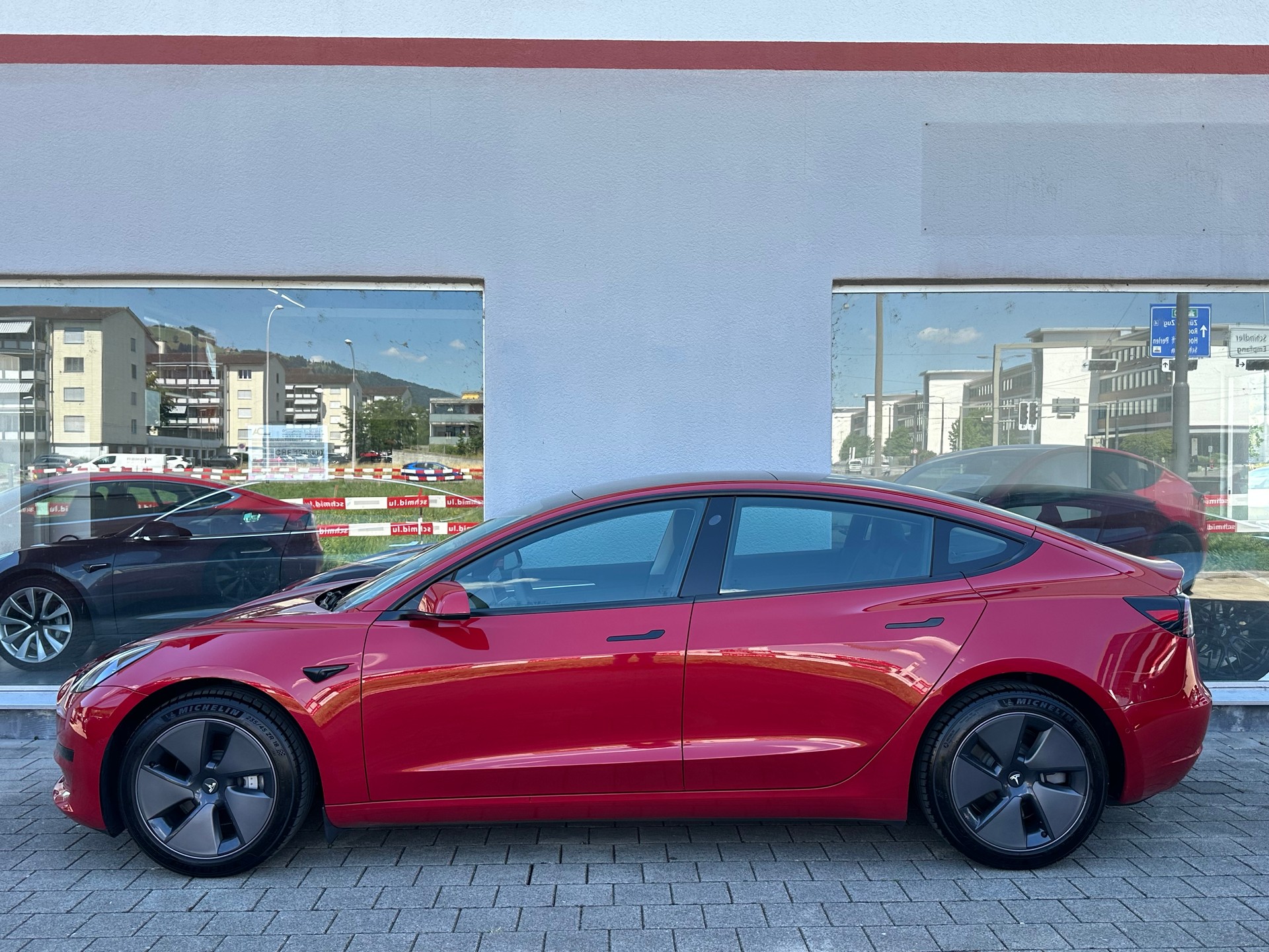 TESLA Model 3-showroom-element-2