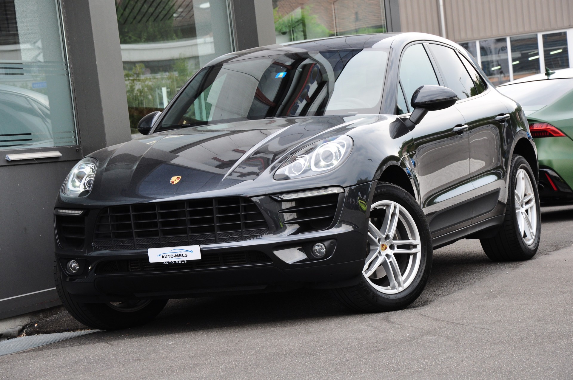 PORSCHE Macan PDK-showroom-element-3