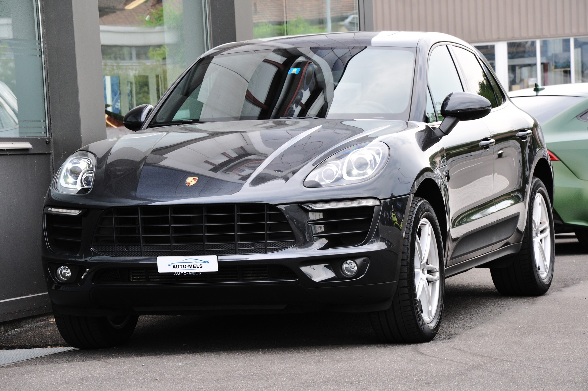 PORSCHE Macan PDK-showroom-element-1