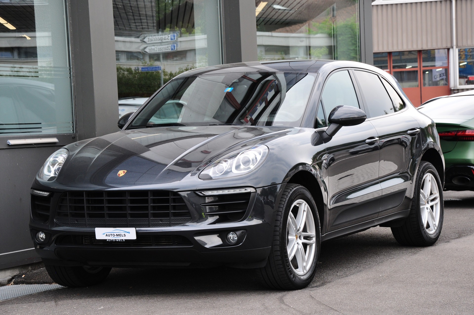 PORSCHE Macan PDK-showroom-element-2