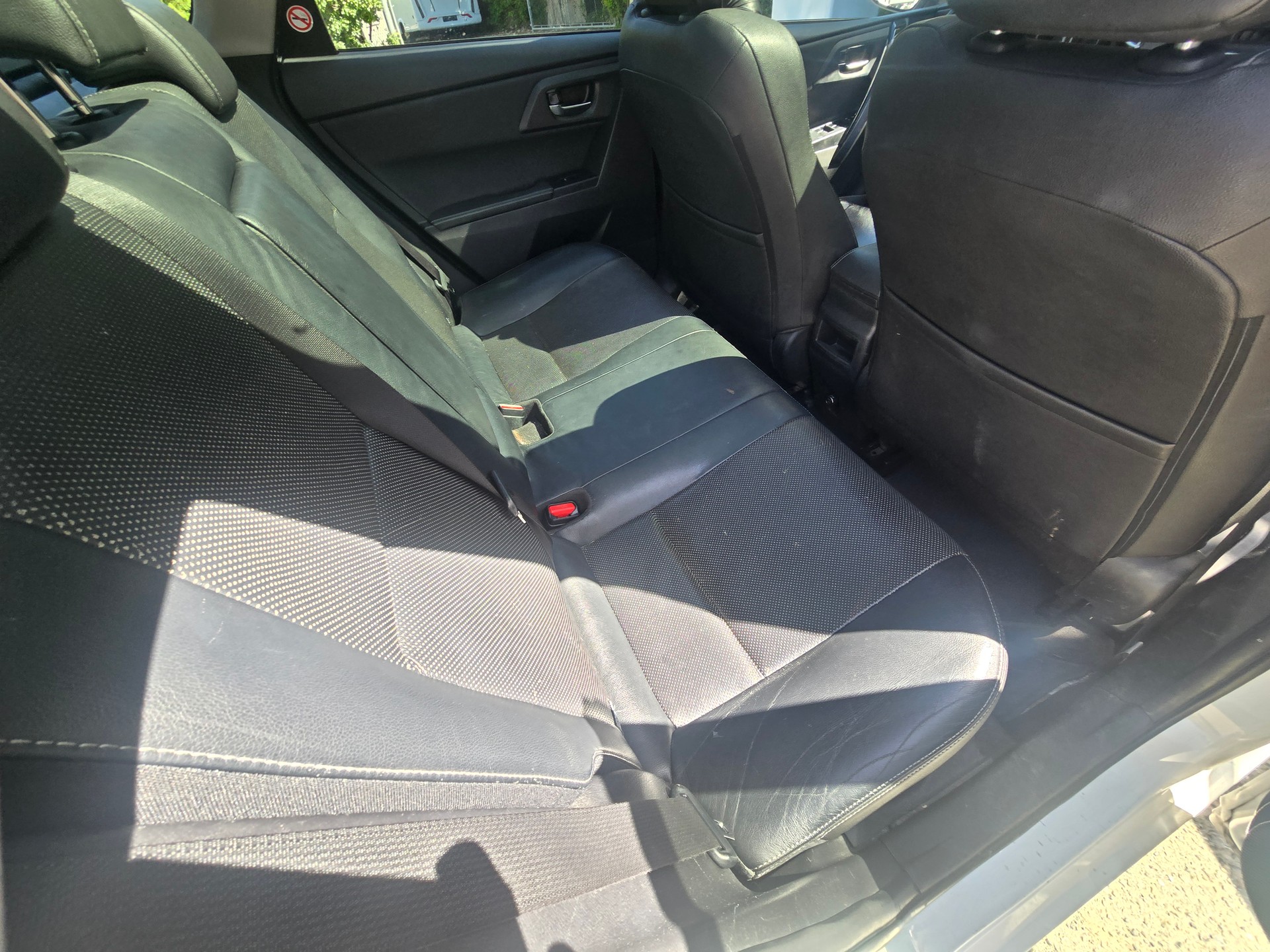 TOYOTA Auris Touring Sports 1.8 HSD Sol e-CVT-image-6