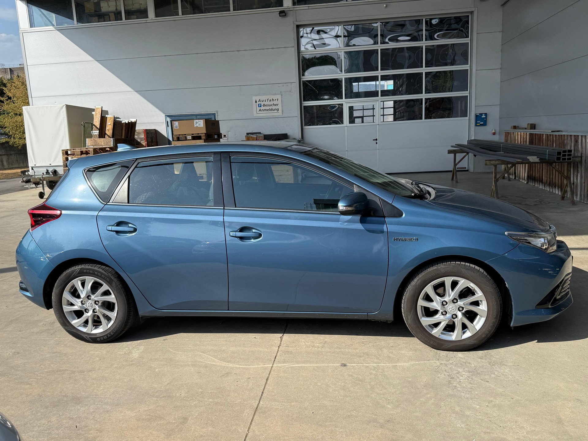 TOYOTA Auris 1.8 HSD Sol e-CVT-image-3