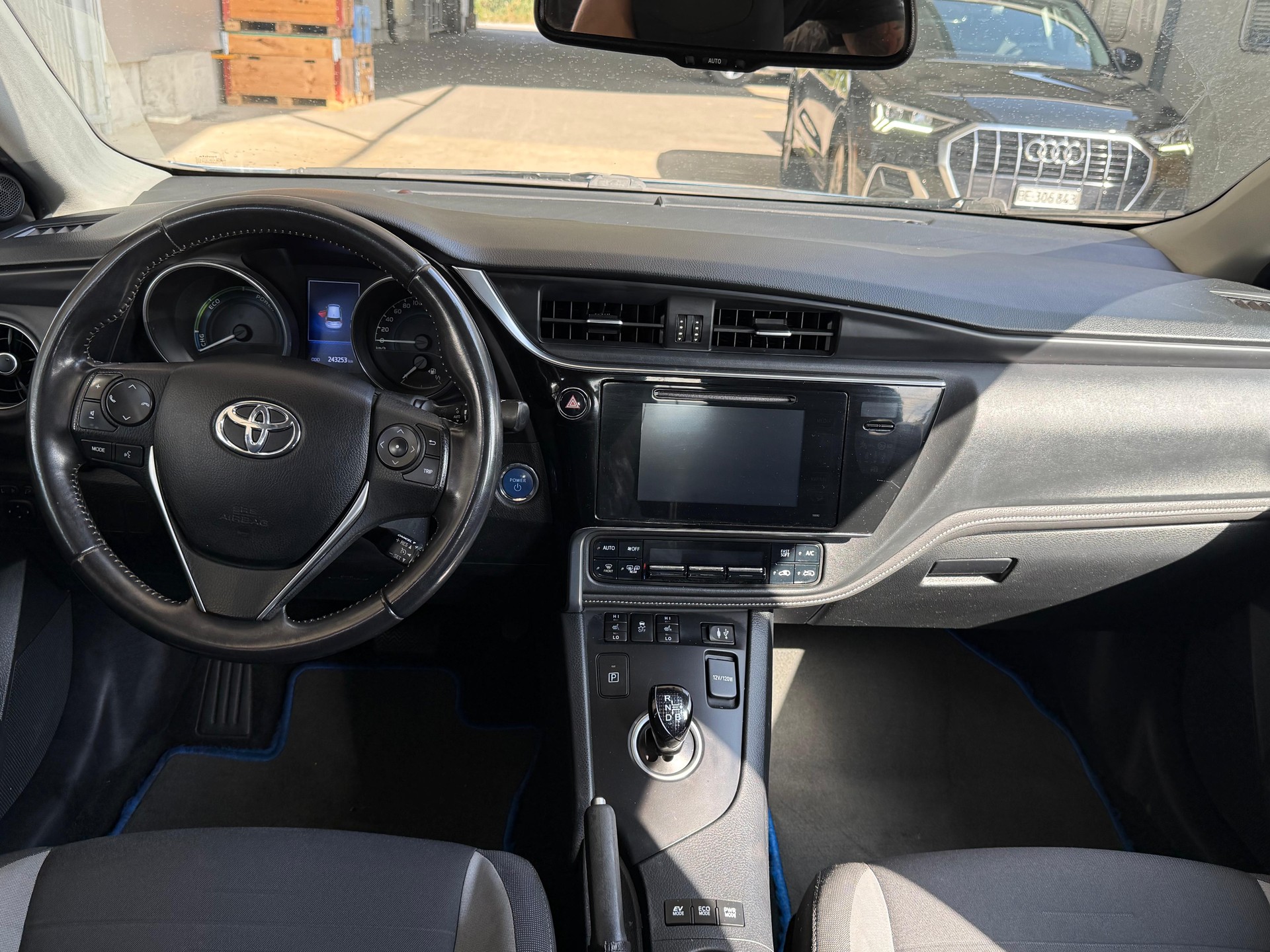 TOYOTA Auris 1.8 HSD Sol e-CVT-image-7