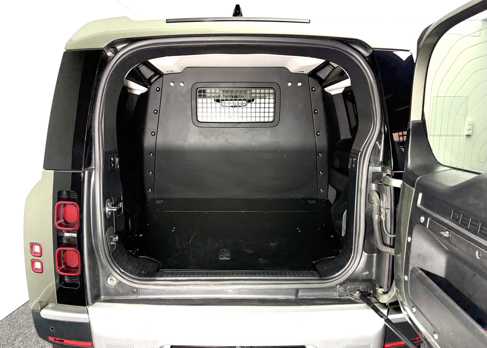 LAND ROVER Defender 110 3.0 D I6 200 S AWD AT8-image-6