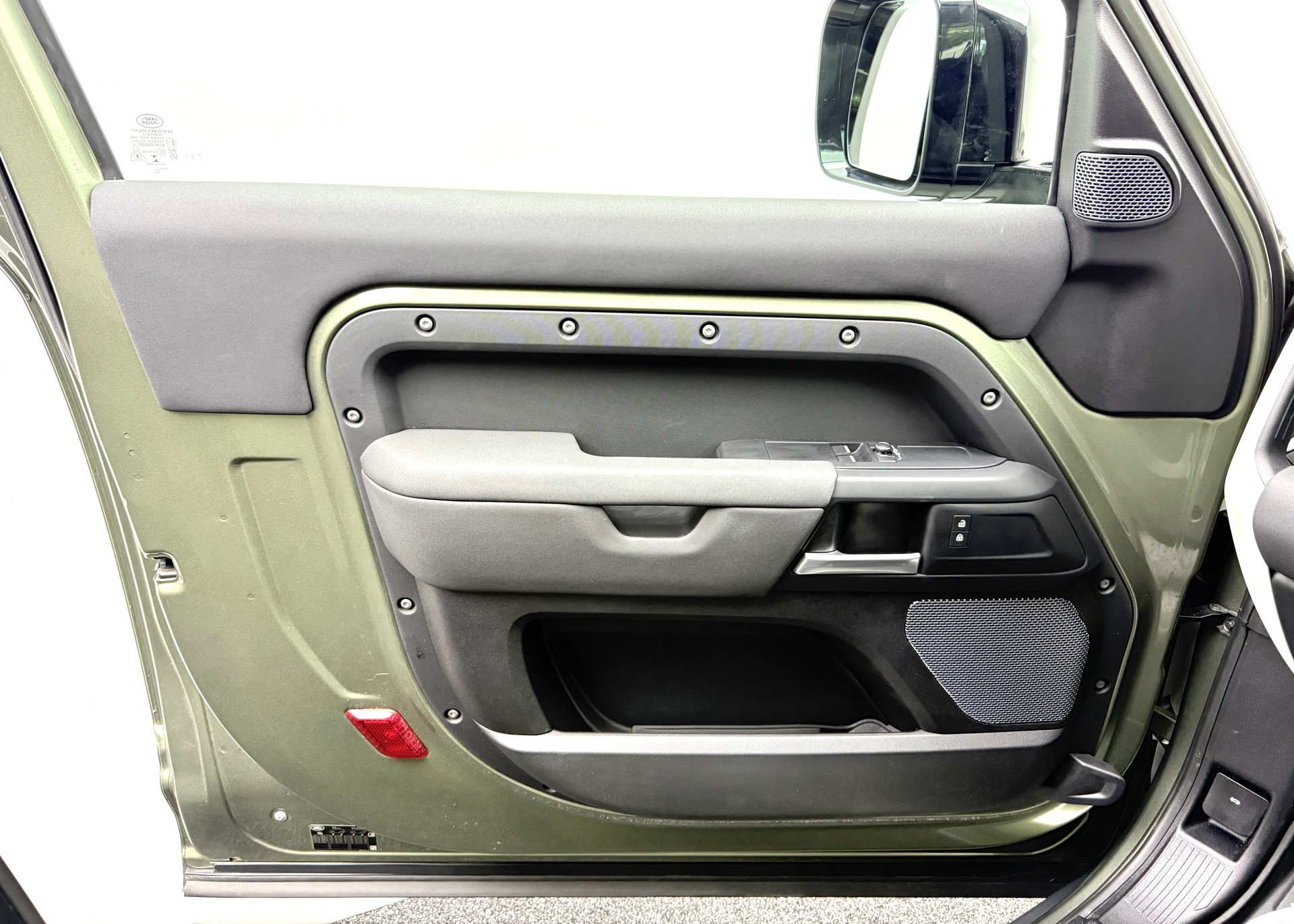 LAND ROVER Defender 110 3.0 D I6 200 S AWD AT8-image-15