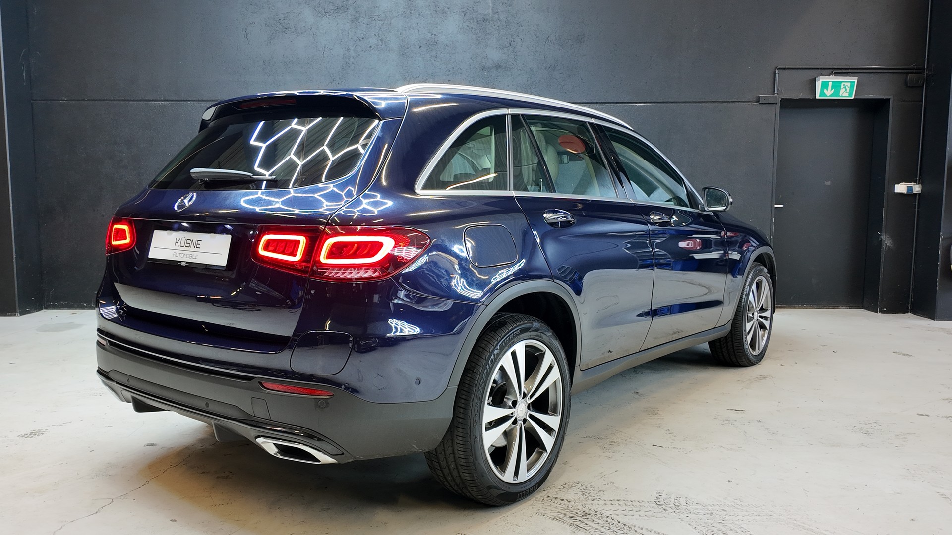MERCEDES-BENZ GLC 300 de AMG Line 4Matic 9G-Tronic-image-5