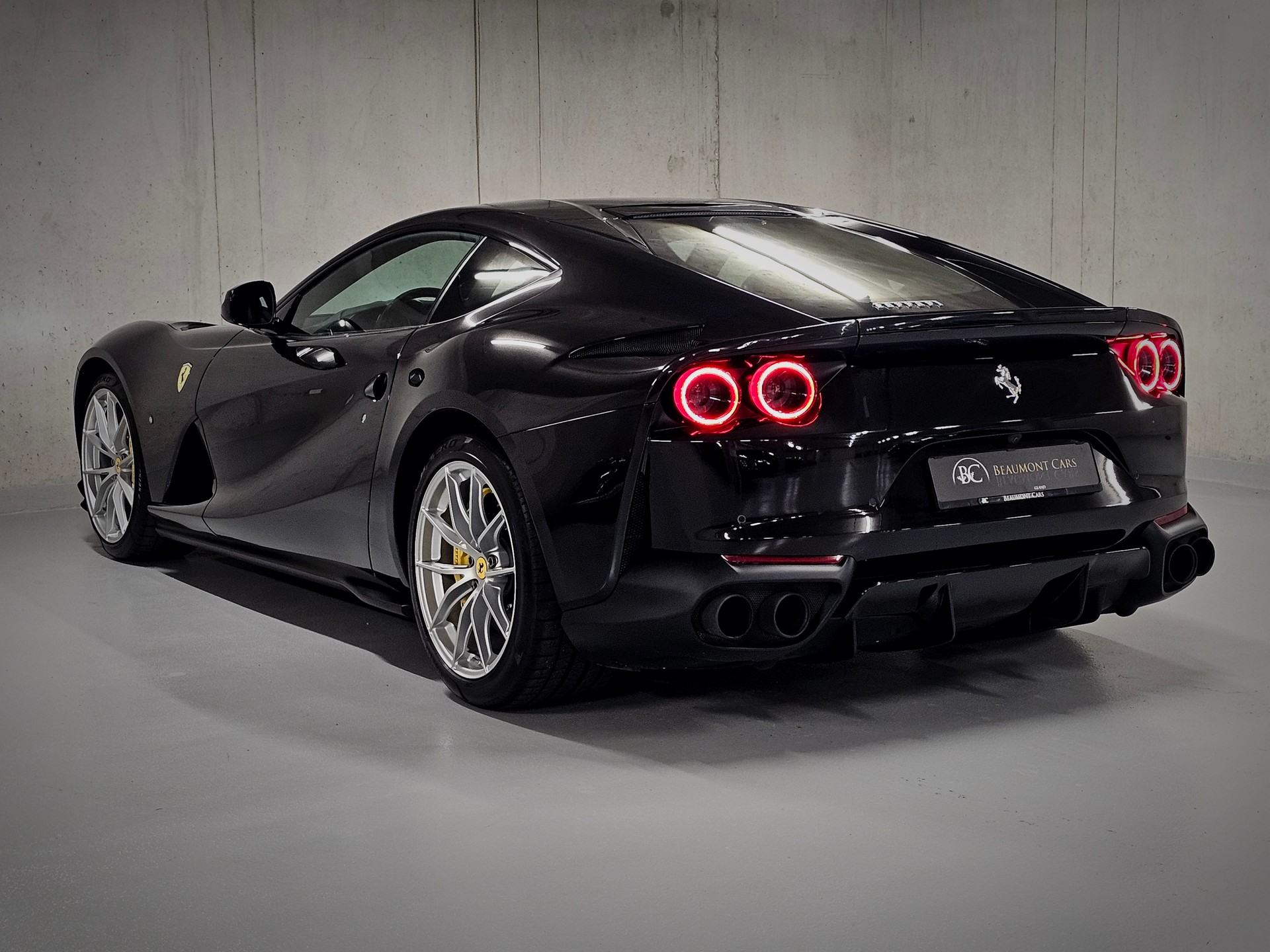 FERRARI 812 Superfast-showroom-element-3