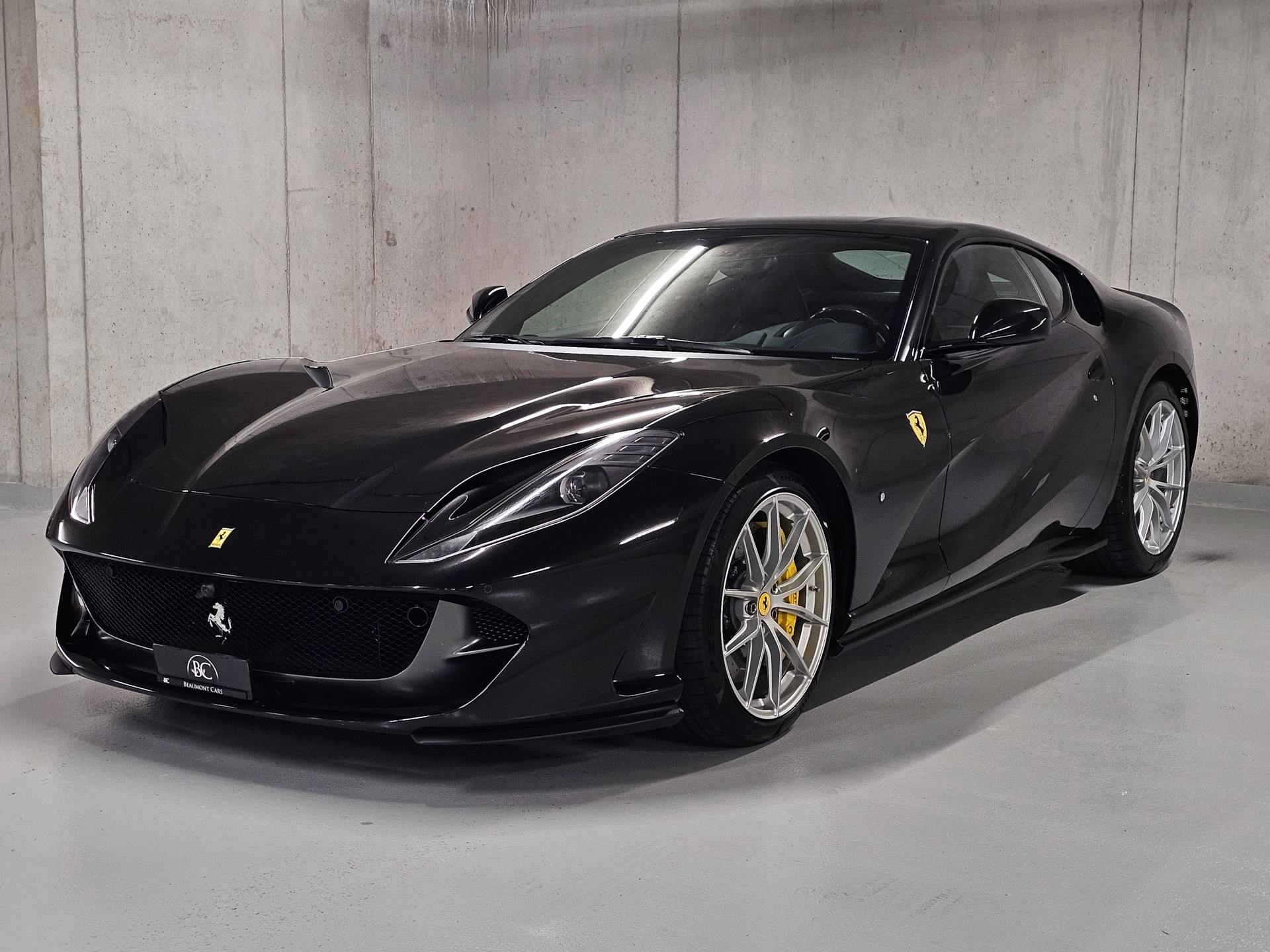 FERRARI 812 Superfast-showroom-element-1