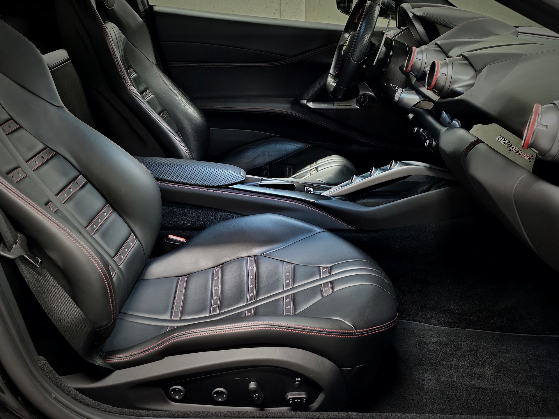 FERRARI 812 Superfast-image-9