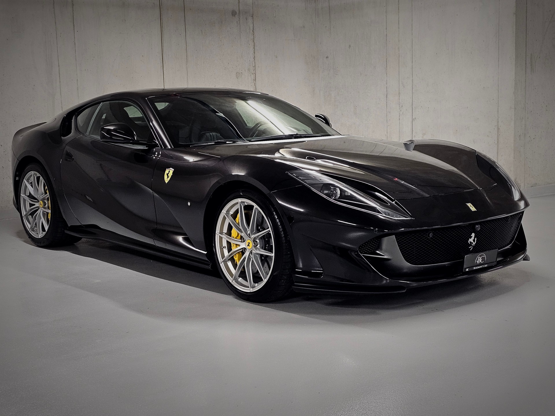 FERRARI 812 Superfast-showroom-element-2