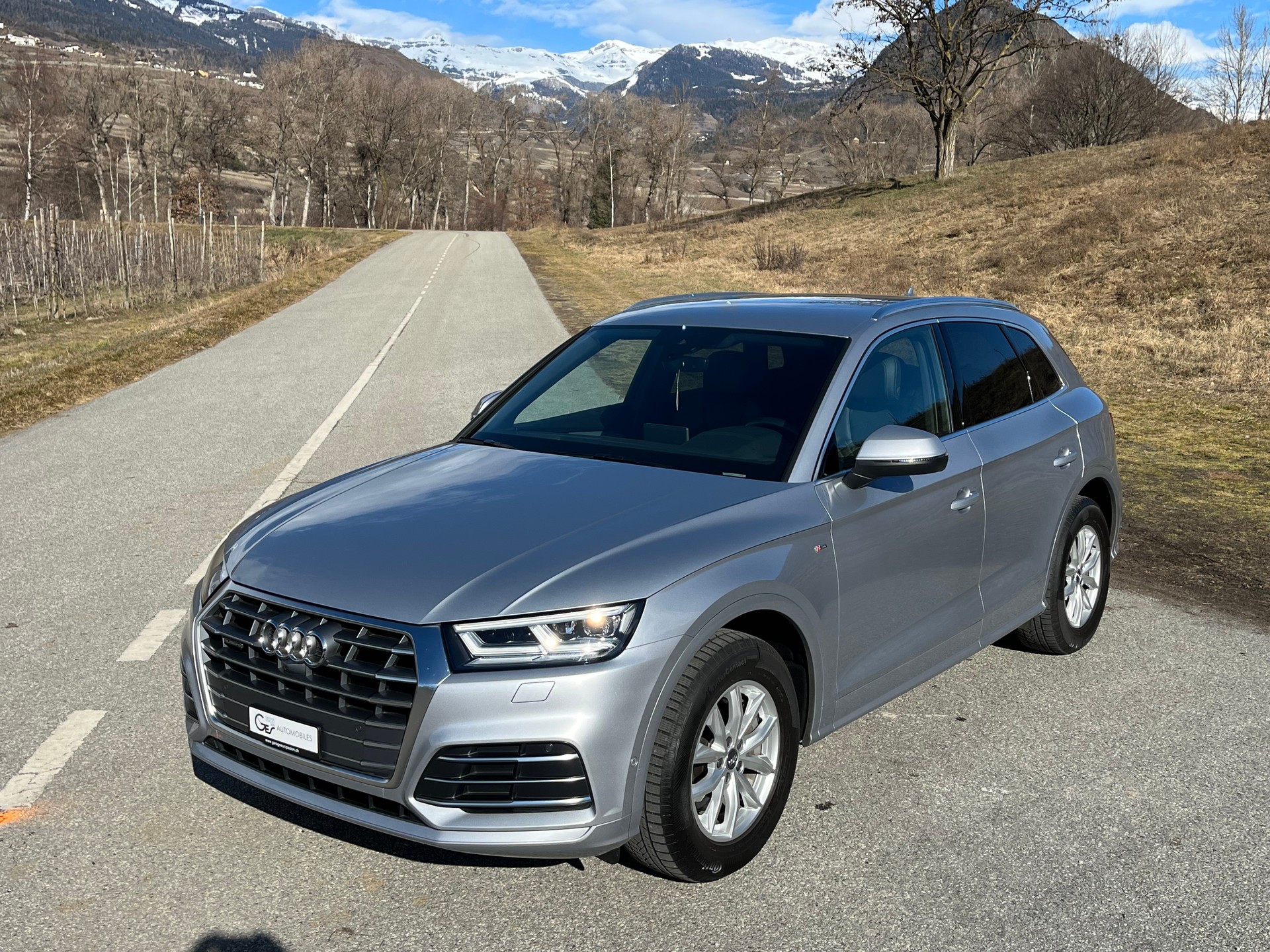 AUDI Q5 2.0 TFSI sport quattro S-tronic-showroom-element-1
