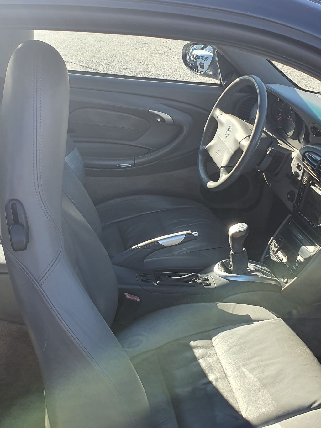 PORSCHE 911 Carrera 4-image-8
