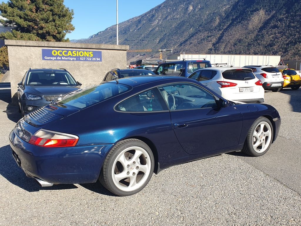 PORSCHE 911 Carrera 4-image-4