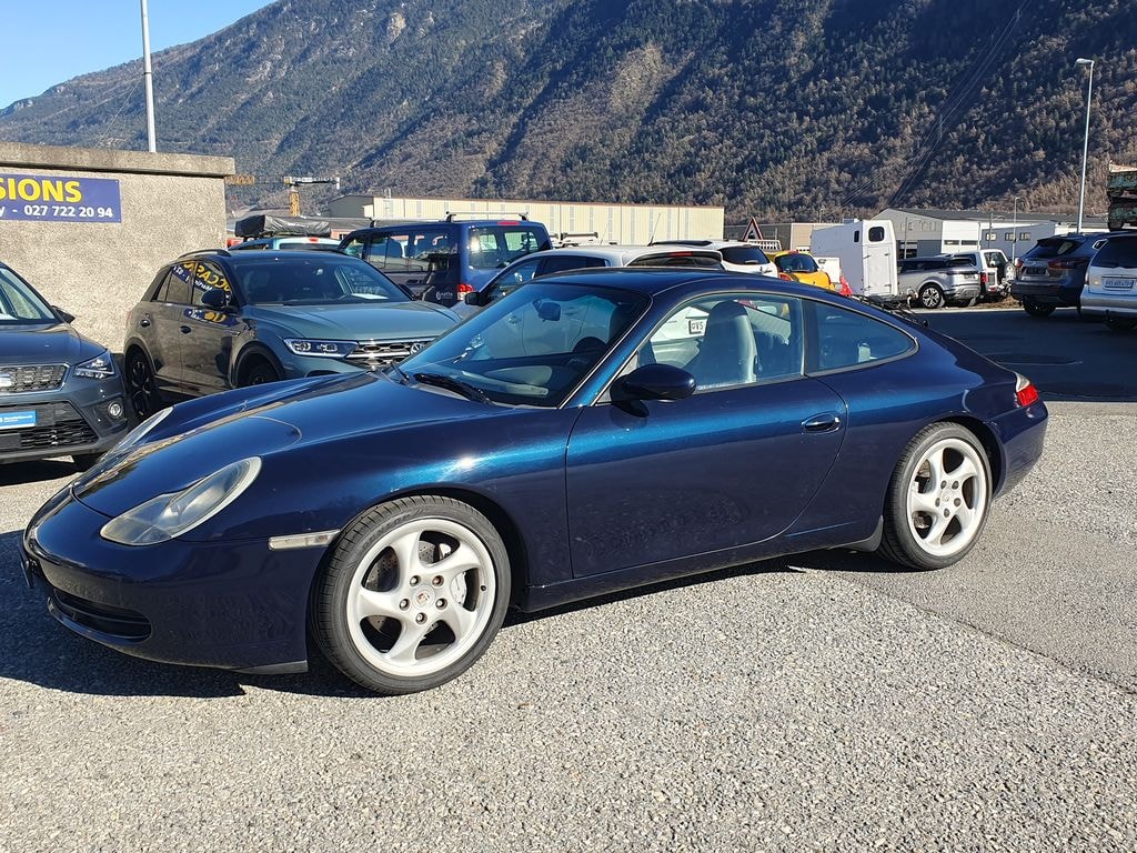 PORSCHE 911 Carrera 4