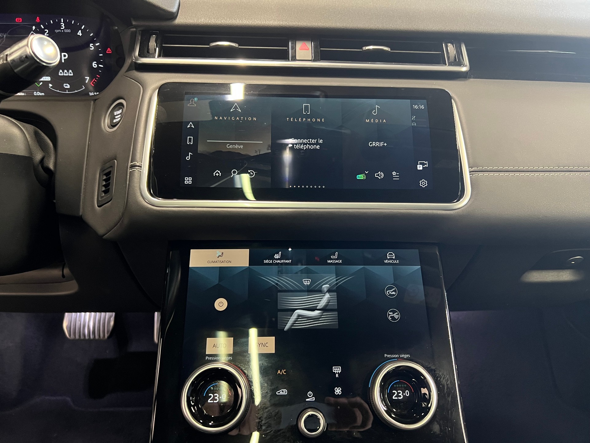 LAND ROVER Range Rover Velar 2.0 P400e R-Dynamic HSE-image-4