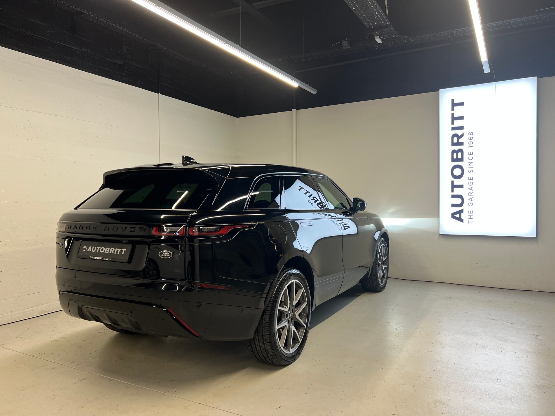 LAND ROVER Range Rover Velar 2.0 P400e R-Dynamic HSE-showroom-element-1