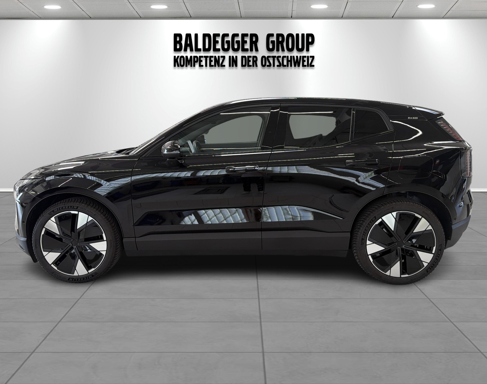VOLVO EX 30 E60 Ultra-showroom-element-1
